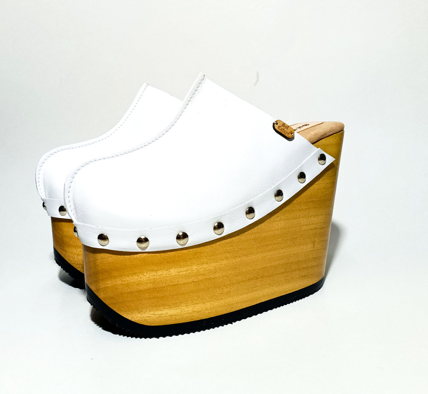 Vintage style clogs with wooden wedge. White clogs 70s style. White mules with wedge heel. High-end handmade footwear by Sol Caleyo.
