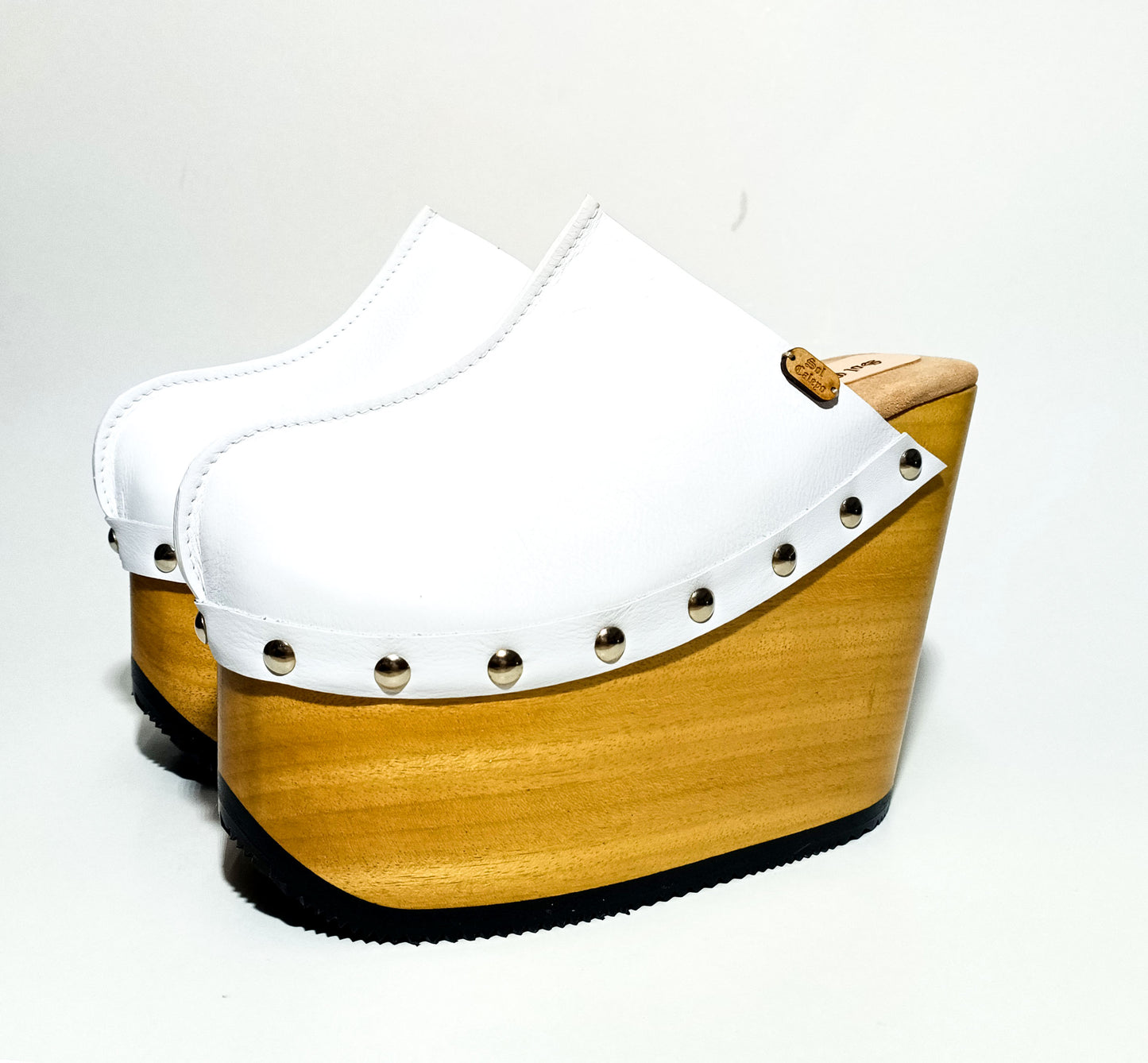 Vintage style clogs with wooden wedge. White clogs 70s style. White mules with wedge heel. High-end handmade footwear by Sol Caleyo.