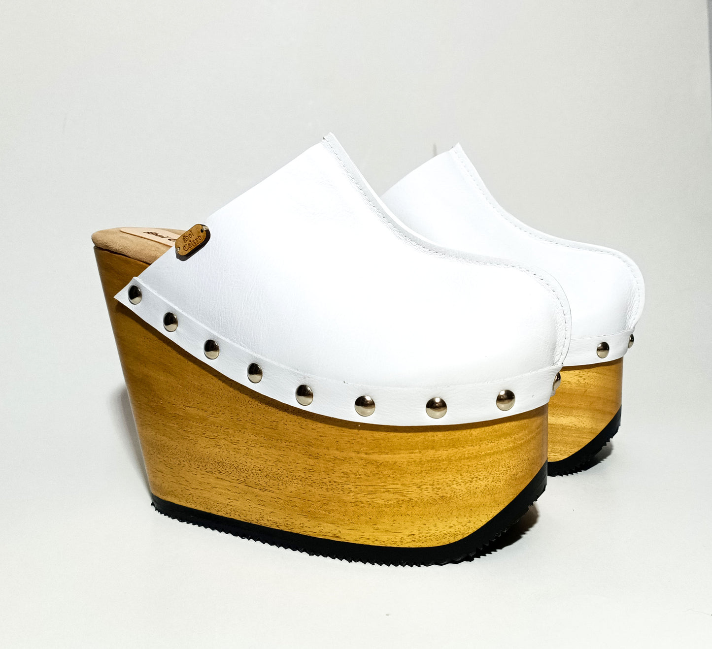 Vintage style clogs with wooden wedge. White clogs 70s style. White mules with wedge heel. High-end handmade footwear by Sol Caleyo.