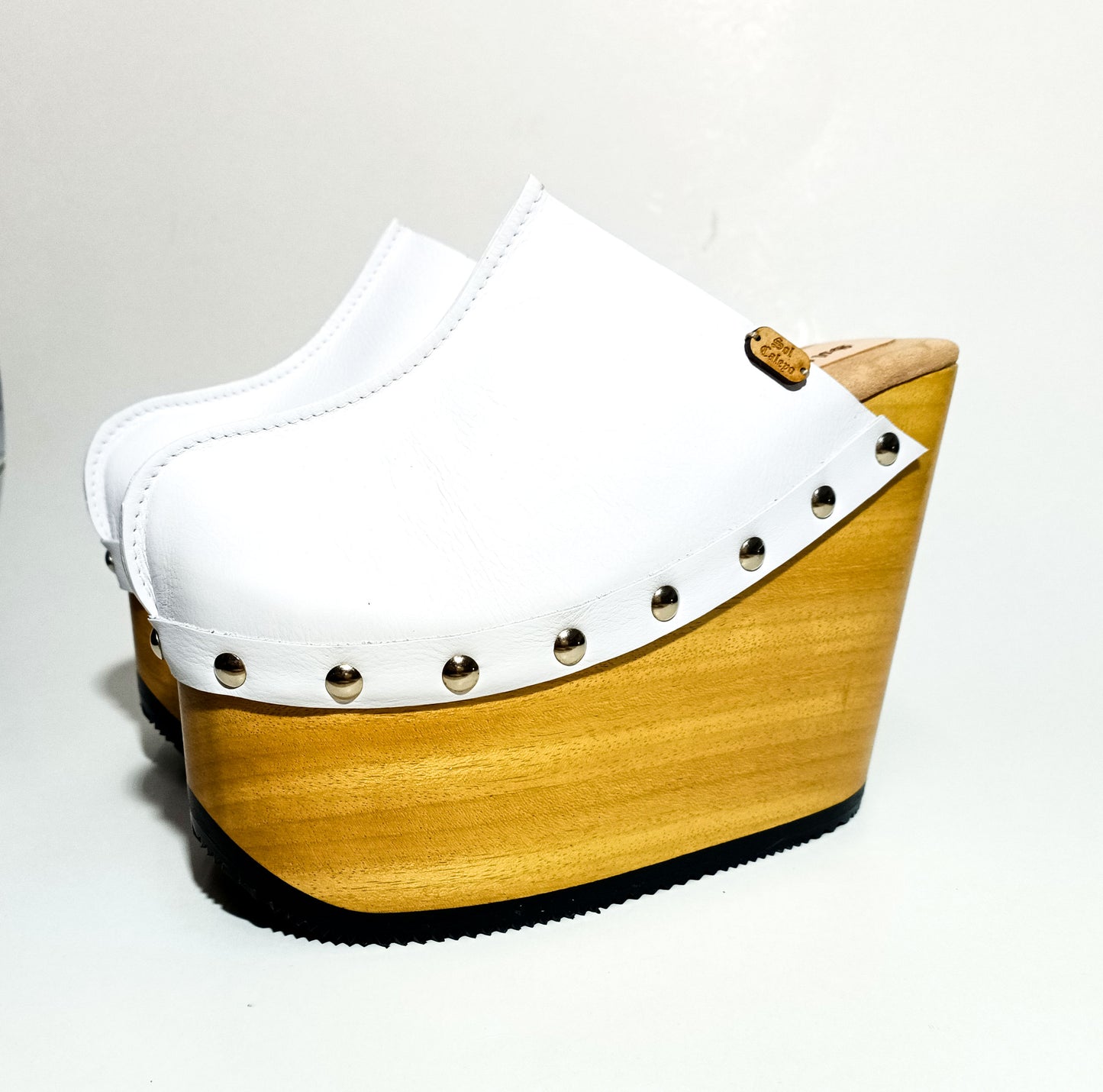 Vintage style clogs with wooden wedge. White clogs 70s style. White mules with wedge heel. High-end handmade footwear by Sol Caleyo.