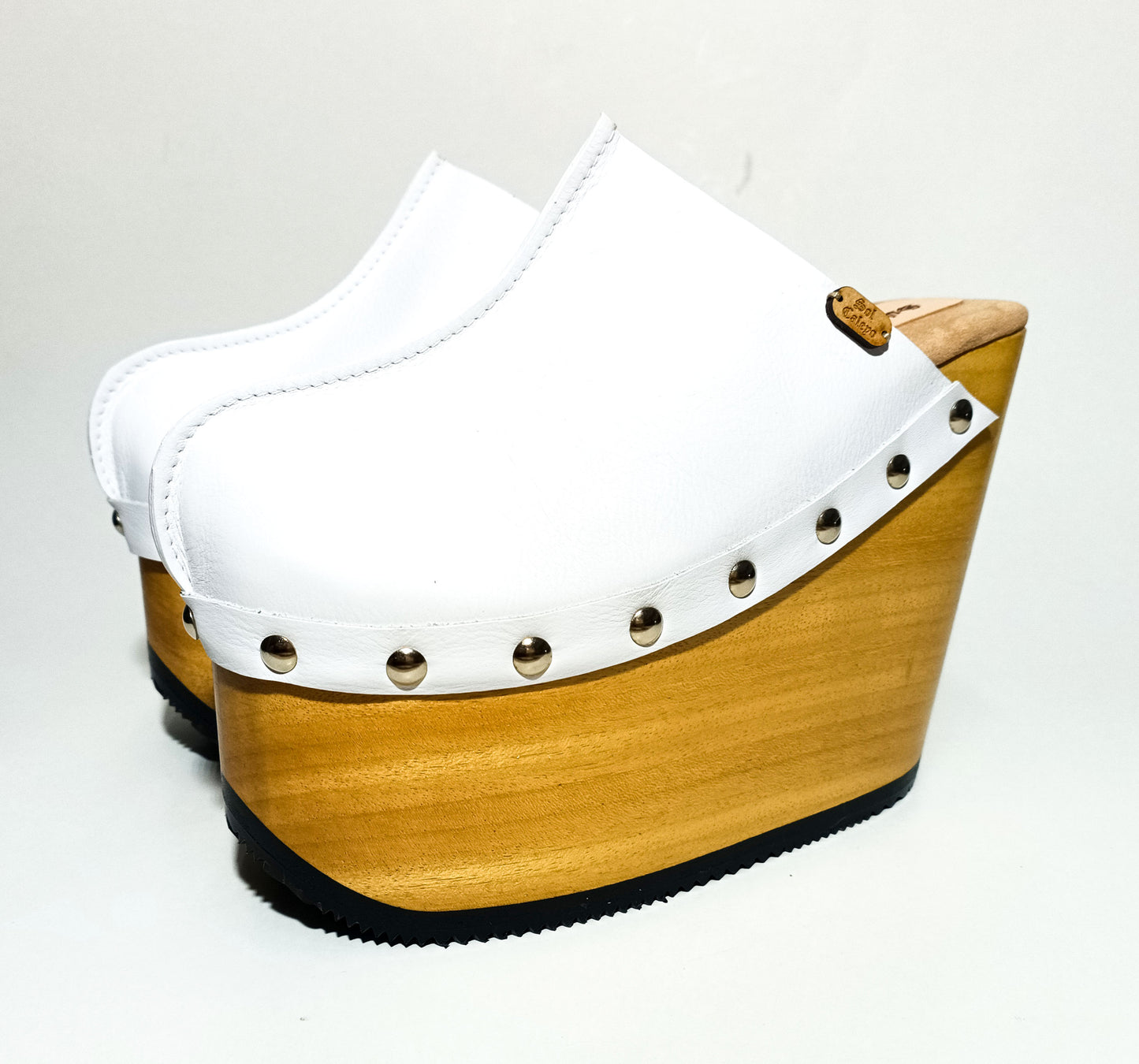 Vintage style clogs with wooden wedge. White clogs 70s style. White mules with wedge heel. High-end handmade footwear by Sol Caleyo.