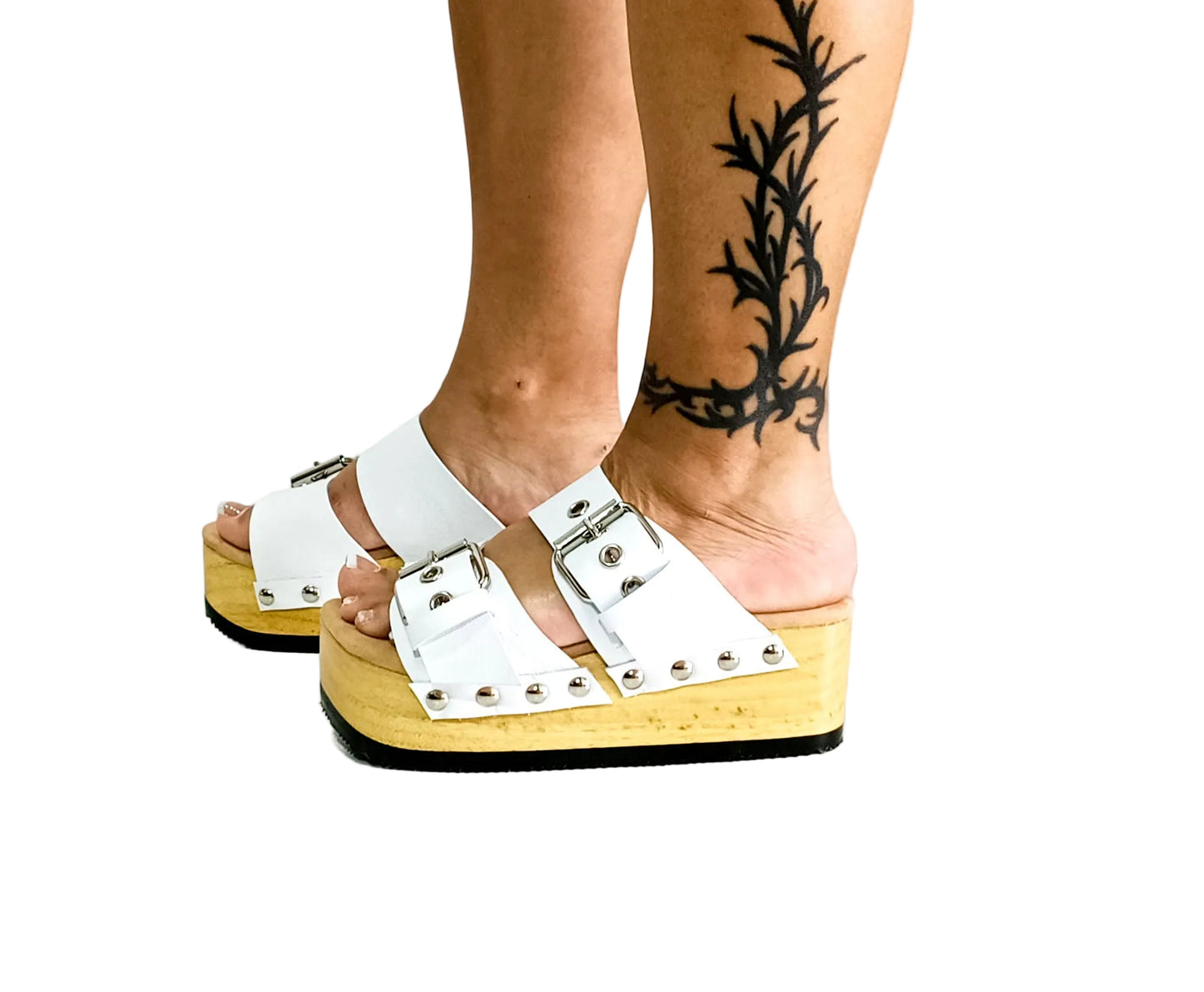 Birk-style clogs made of white leather with wooden wedge.
Made to order with a wooden wedge heel and a timeless silhouette.
Available in sizes 34 to 47.
An exclusive design by Sol Caleyo, created for those who value craftsmanship, comfort, and authentic style.