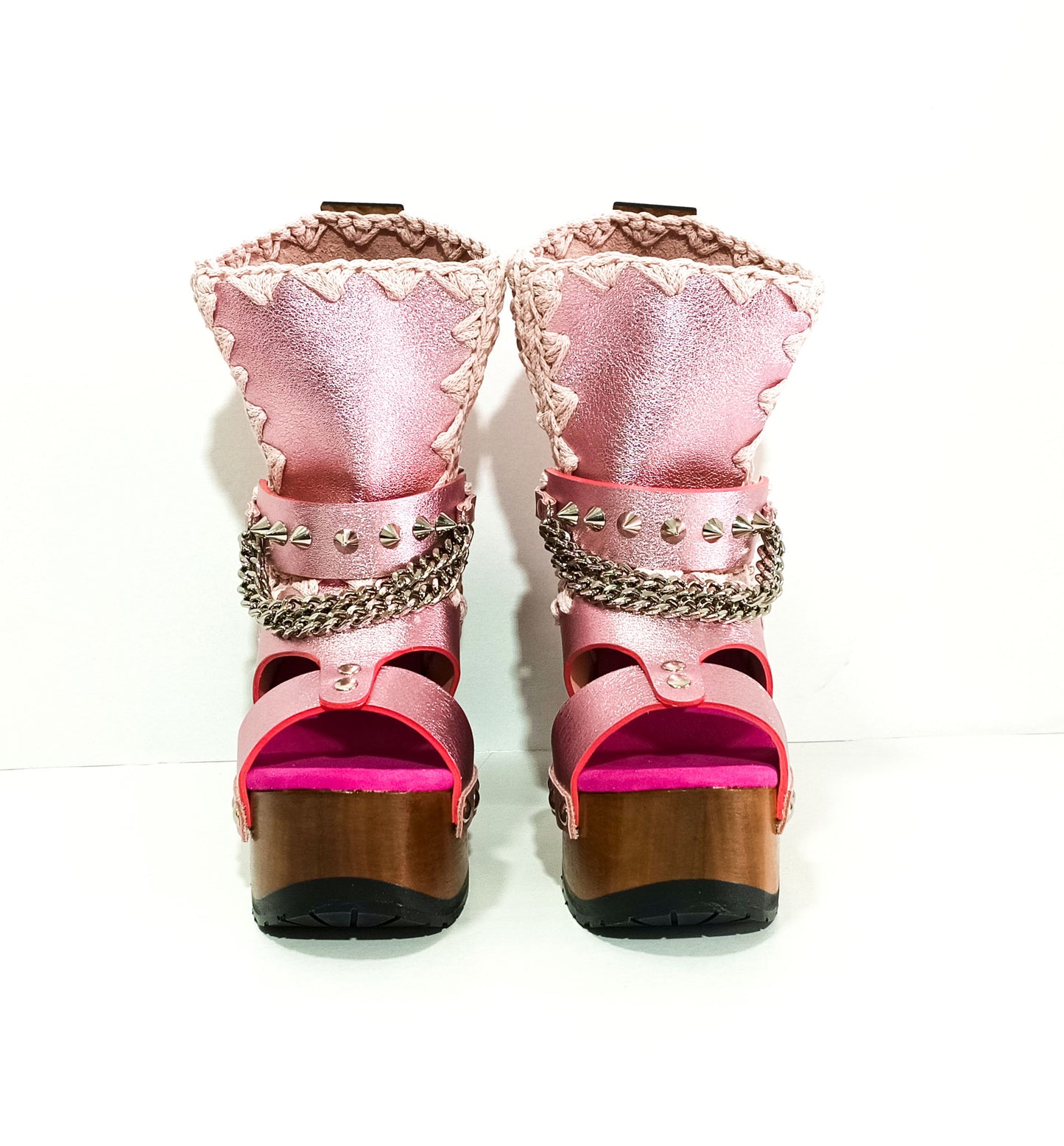 Metallic pink leather platform booties. Platform sandals with wooden heel. Pink boots with studs and silver chains. High-end footwear handmade by Sol Caleyo.