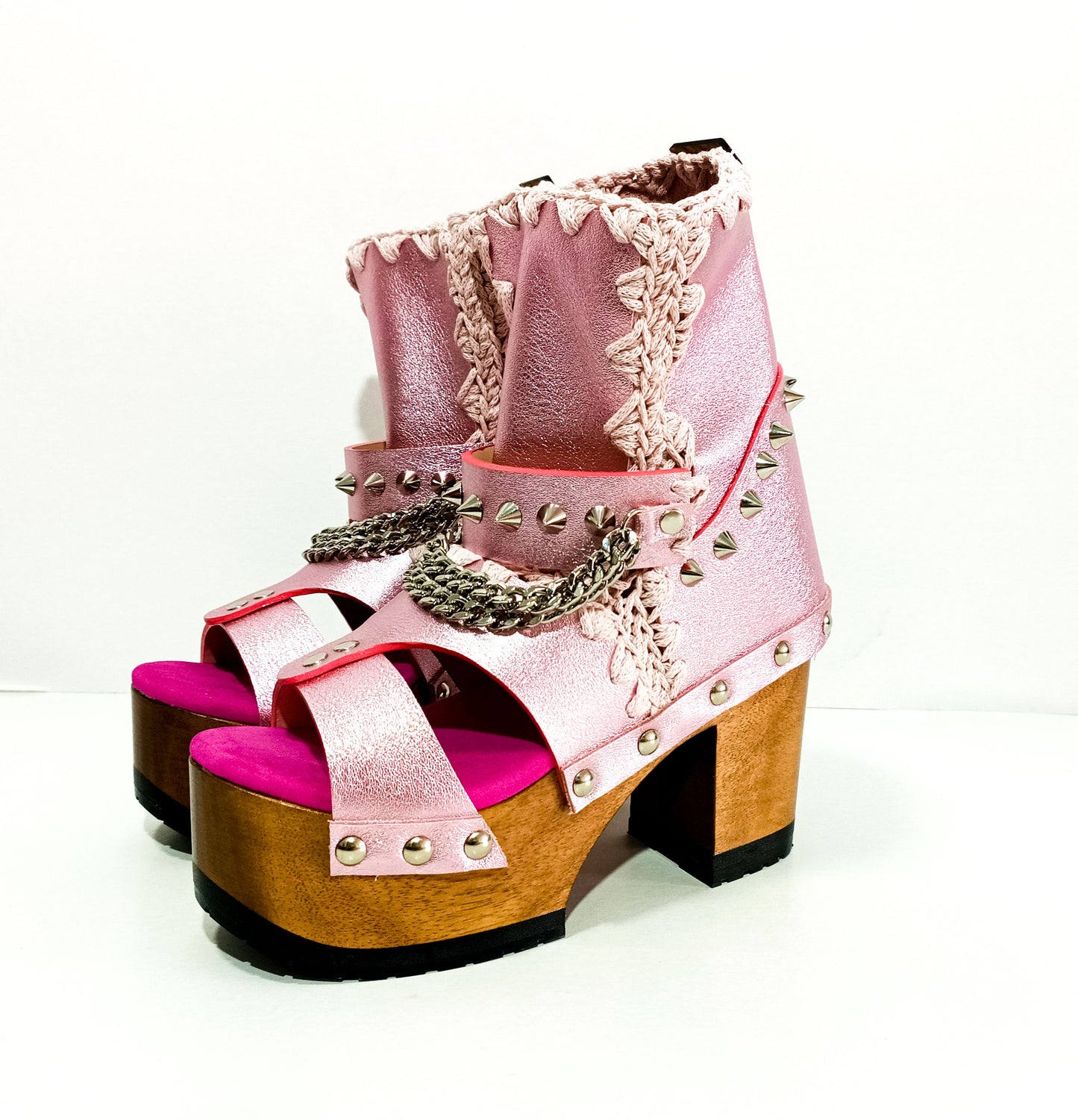 Metallic pink leather platform booties. Platform sandals with wooden heel. Pink boots with studs and silver chains. High-end footwear handmade by Sol Caleyo.