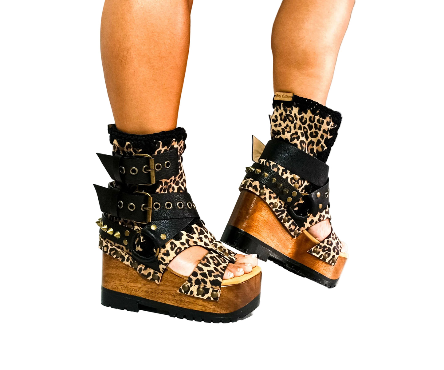 Wooden wedge boots made in Leopard leather. Buckle boots with wooden wedge. Wooden wedge boots 70's style. High-end footwear handmade by sol Caleyo. Sizes 34 to 47.