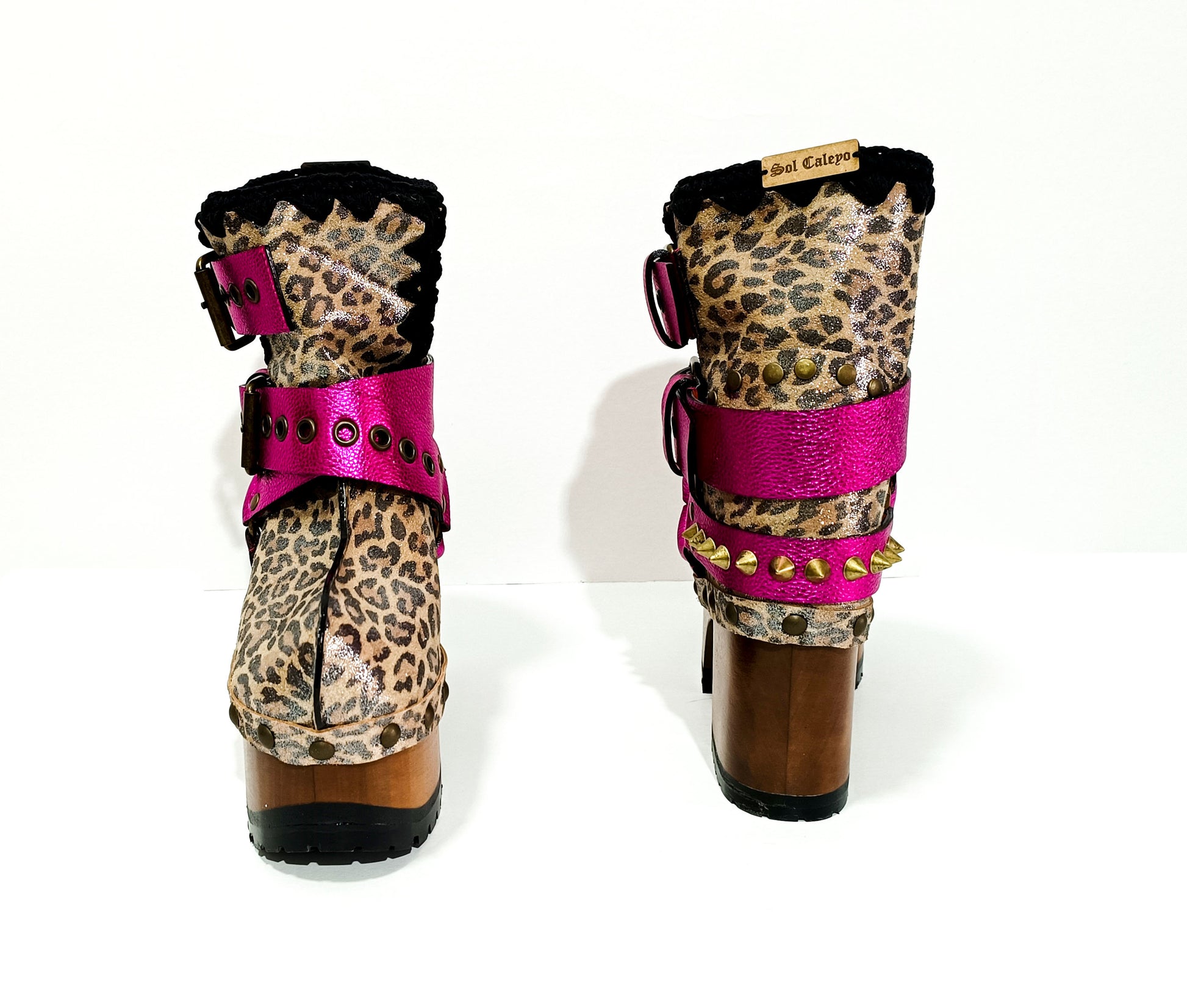 Biker style platform boots, made in leopard leather. Vintage style leather boots. 70's vintage style wooden heeled boots. High-end handmade footwear by Sol Caleyo. Sizes from 33 to 47.