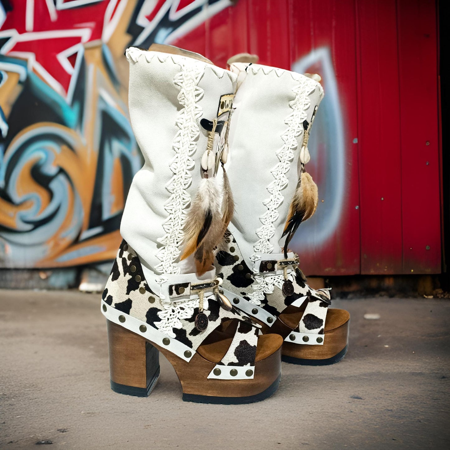 Boots in colt leather with cow print, painted with buffalo head. Platform boots with high wooden heel. Cowboy style boots. High quality leather footwear handmade by Sol Caleyo.