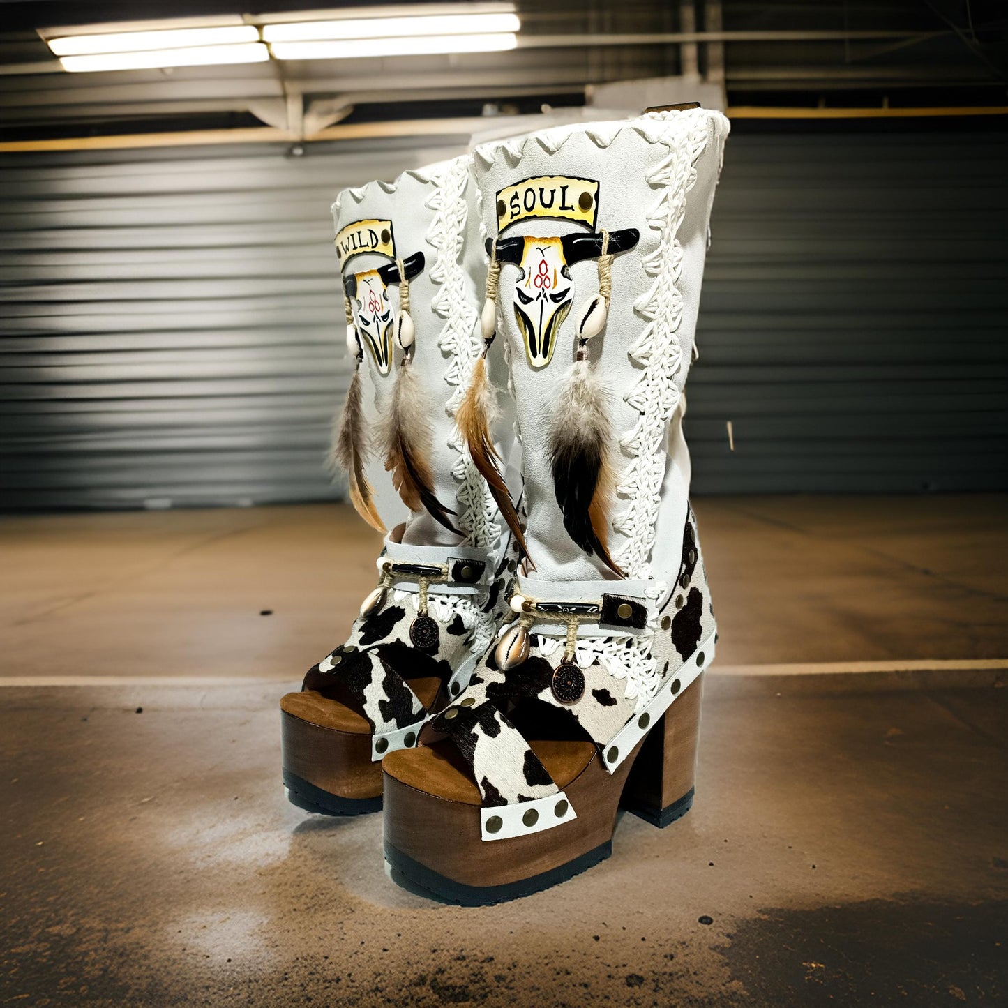 Boots in colt leather with cow print, painted with buffalo head. Platform boots with high wooden heel. Cowboy style boots. High quality leather footwear handmade by Sol Caleyo.