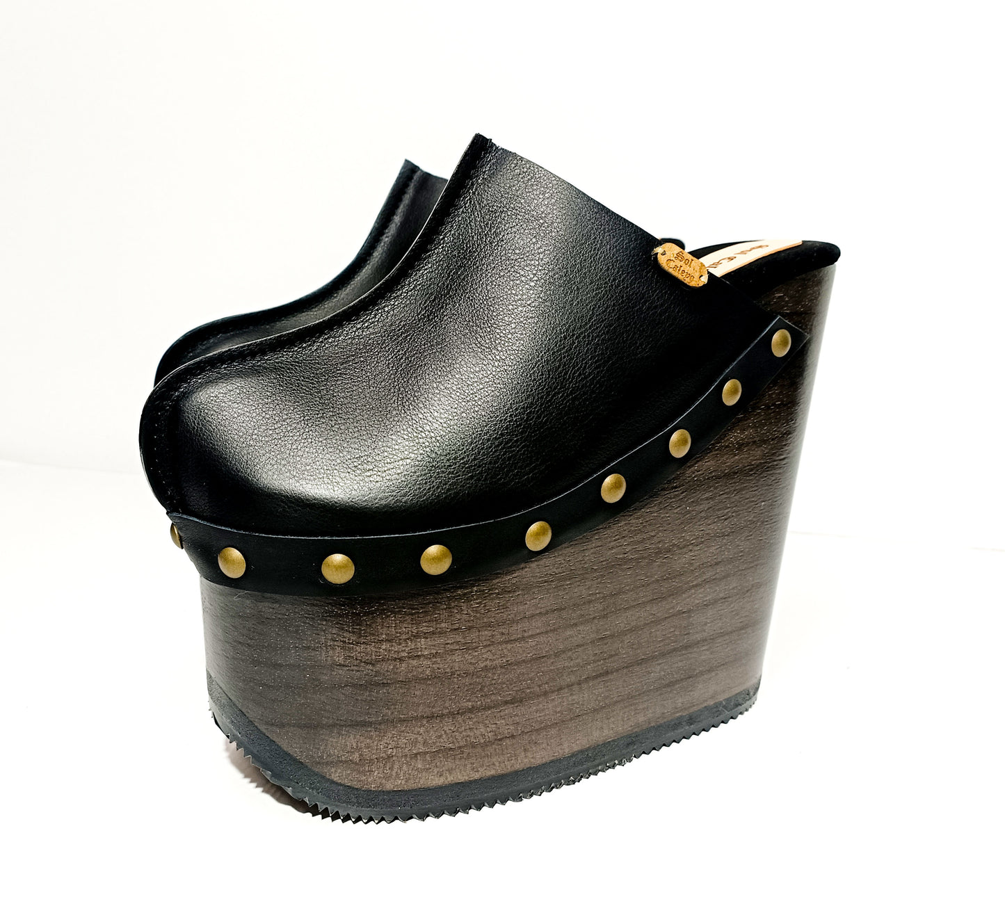 Vintage 70's style clog. Clogs with super high wooden wedge. Black leather mule with wooden wedge Vintage style. High-end leather shoes handmade by Sol Caleyo.