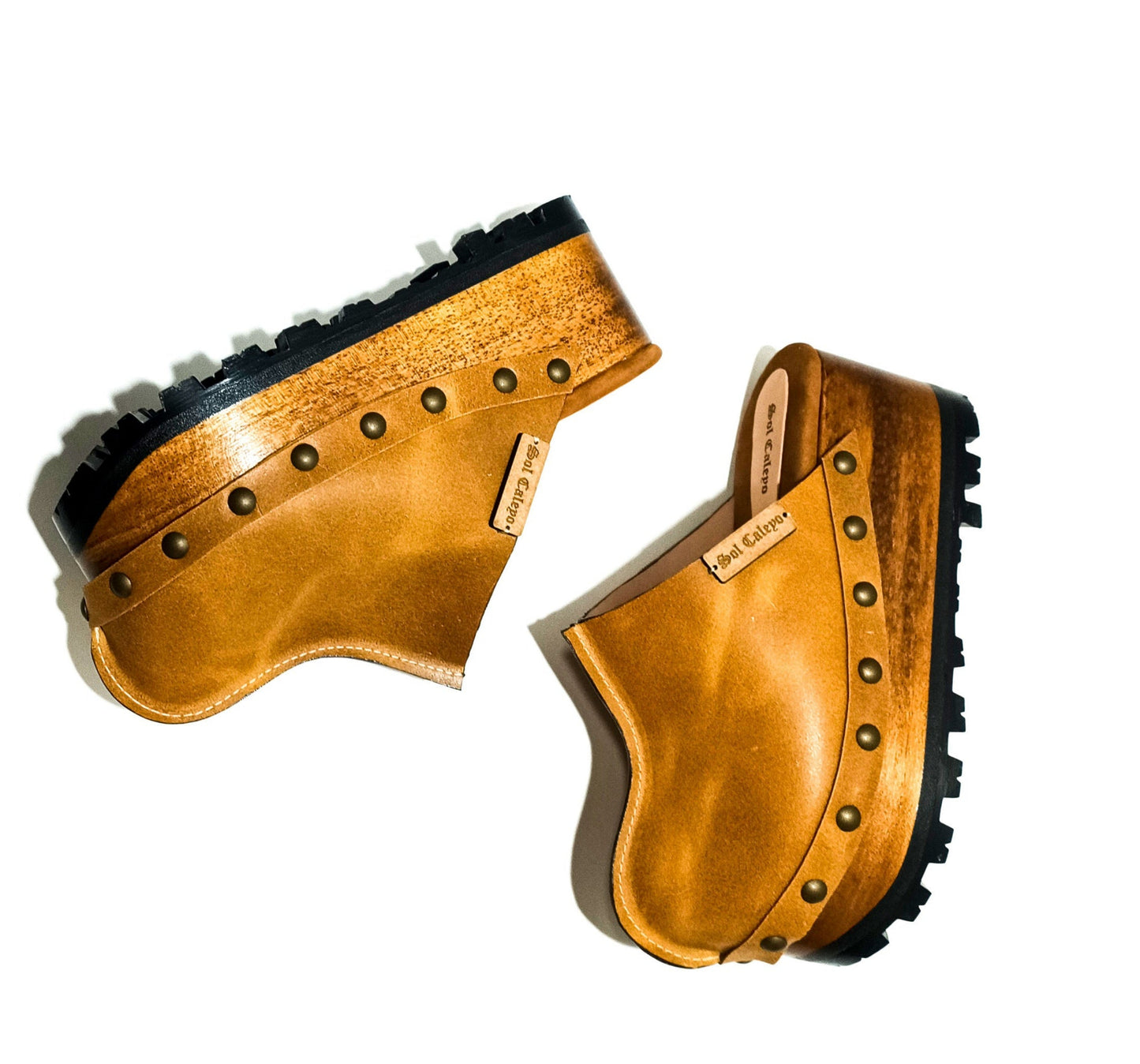 Vintage 70's style clogs. Leather clogs with wooden wedge. Vintage style leather mules. Camel coloured vintage style clogs. High-end handmade footwear by Sol Caleyo.