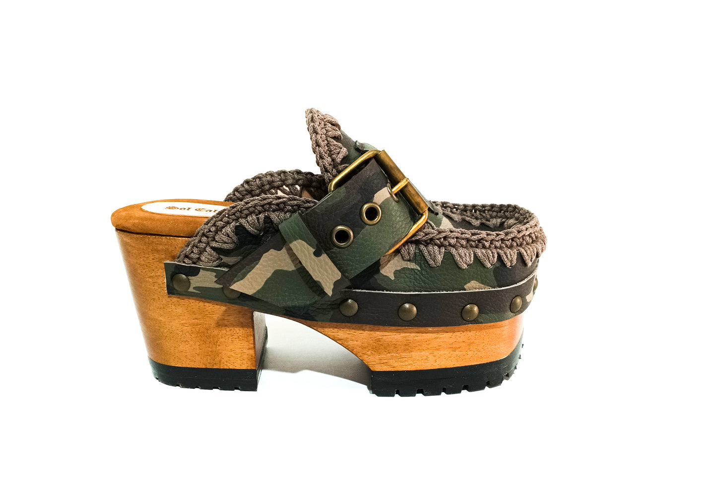 Oxford style clogs in military leather. Oxford style mule clogs. Heeled clogs in military leather. High quality handmade shoes by Sol Caleyo.