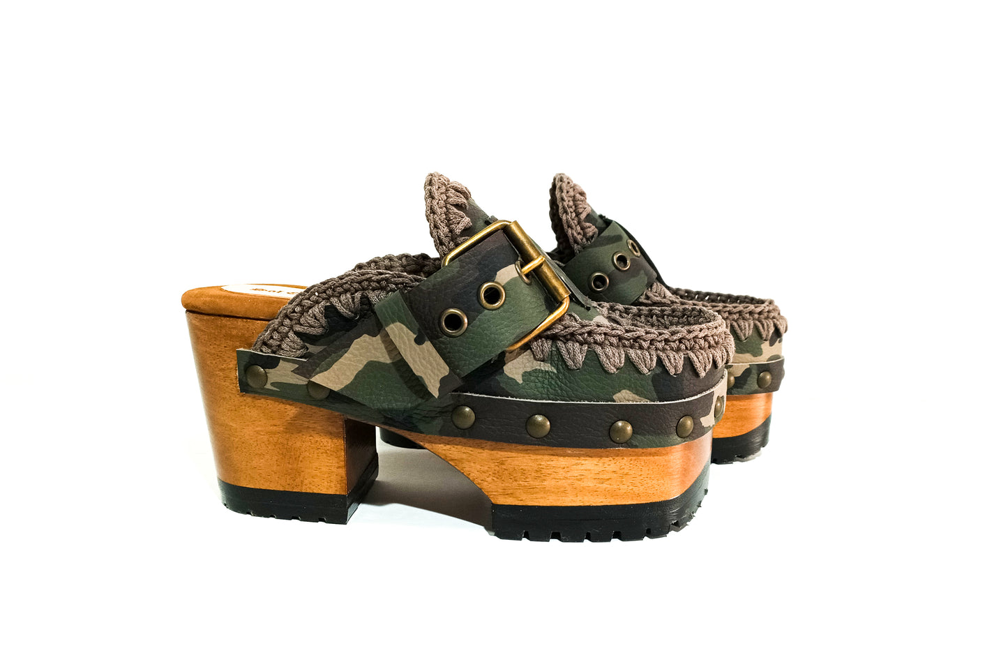 Oxford style clogs in military leather. Oxford style mule clogs. Heeled clogs in military leather. High quality handmade shoes by Sol Caleyo.