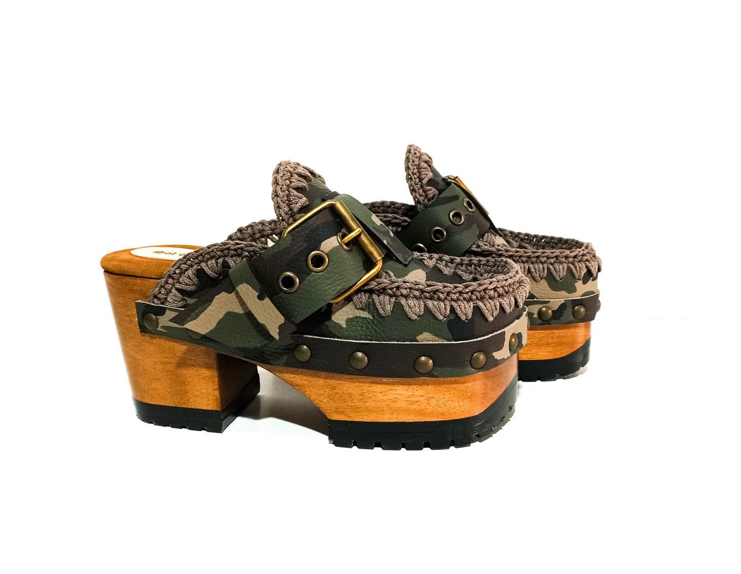 Oxford style clogs in military leather. Oxford style mule clogs. Heeled clogs in military leather. High quality handmade shoes by Sol Caleyo.