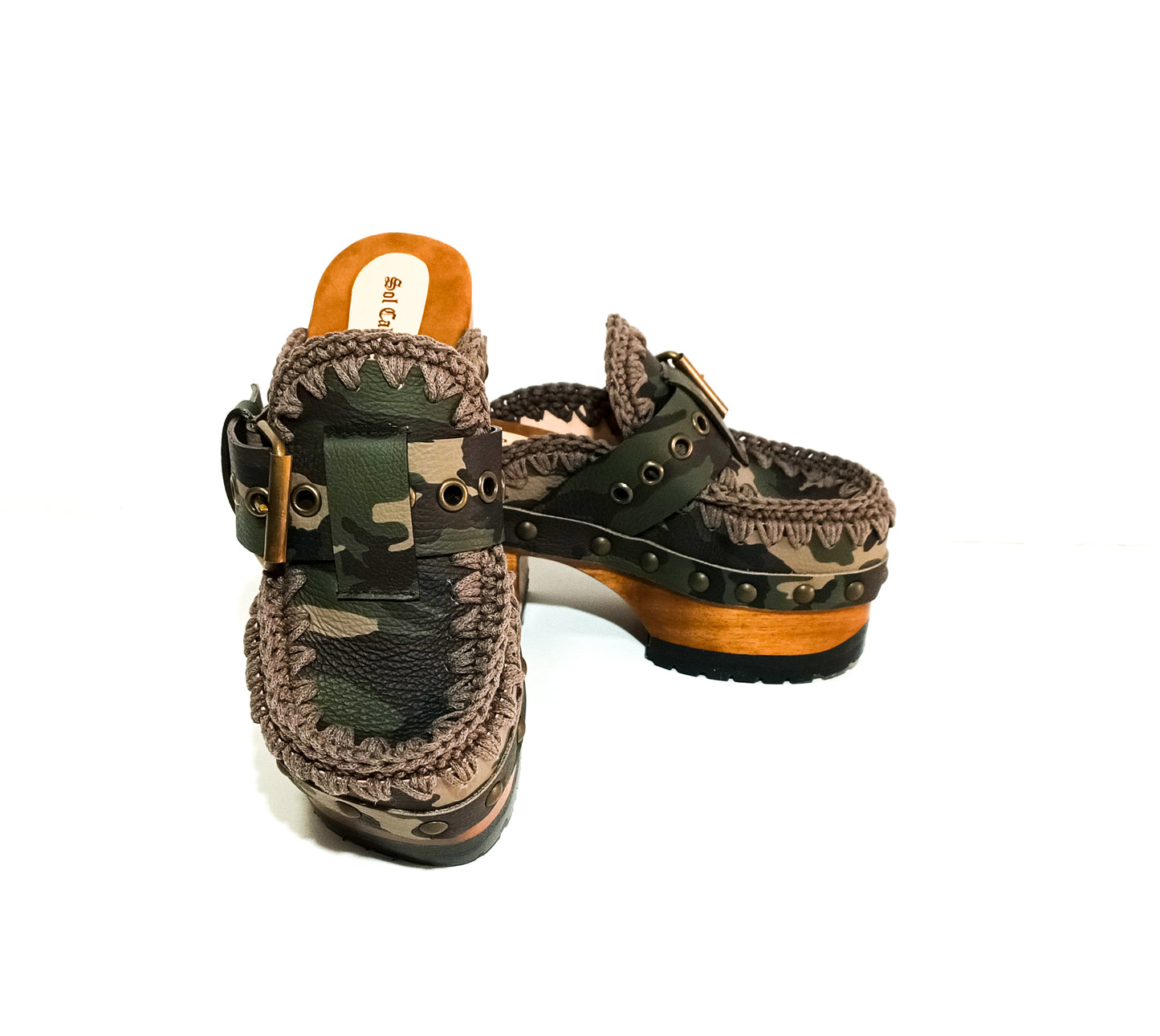 Oxford style clogs in military leather. Oxford style mule clogs. Heeled clogs in military leather. High quality handmade shoes by Sol Caleyo.