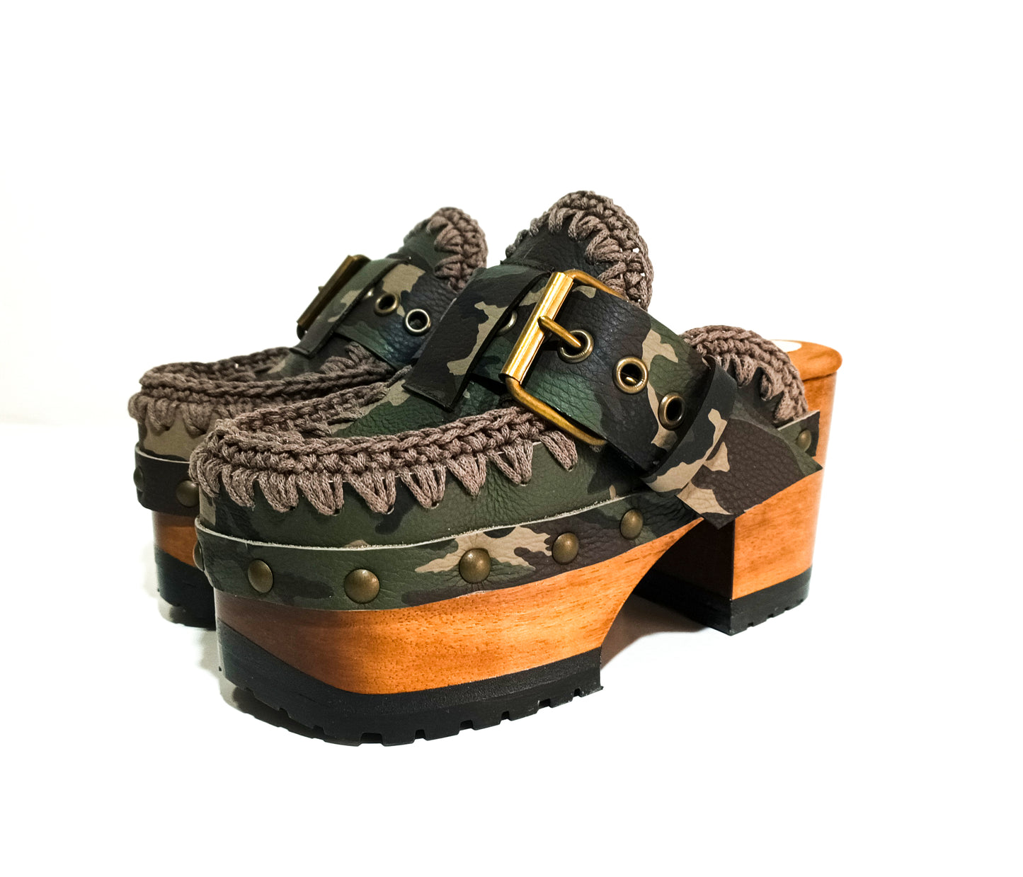 Oxford style clogs in military leather. Oxford style mule clogs. Heeled clogs in military leather. High quality handmade shoes by Sol Caleyo.