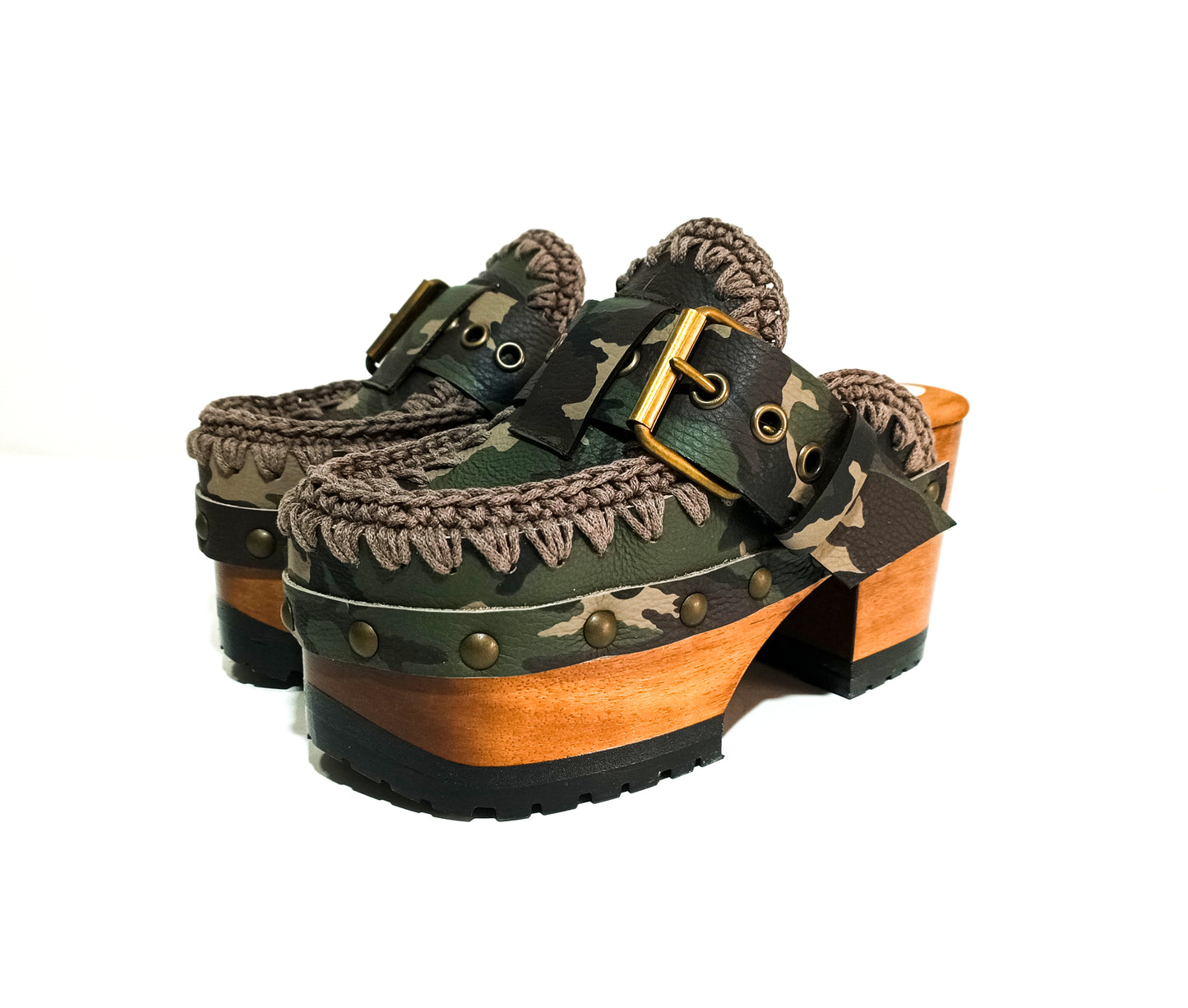 Oxford style clogs in military leather. Oxford style mule clogs. Heeled clogs in military leather. High quality handmade shoes by Sol Caleyo.