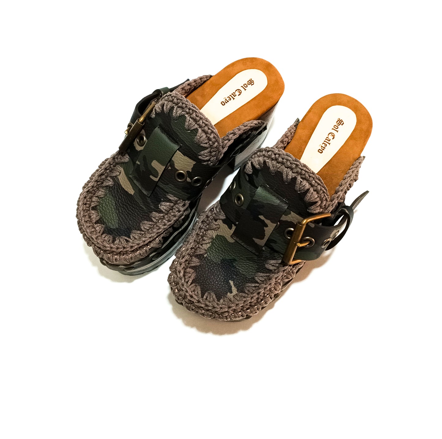 Oxford style clogs in military leather. Oxford style mule clogs. Heeled clogs in military leather. High quality handmade shoes by Sol Caleyo.
