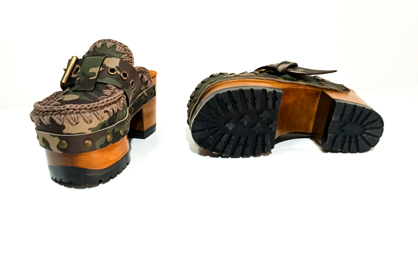 Oxford style clogs in military leather. Oxford style mule clogs. Heeled clogs in military leather. High quality handmade shoes by Sol Caleyo.