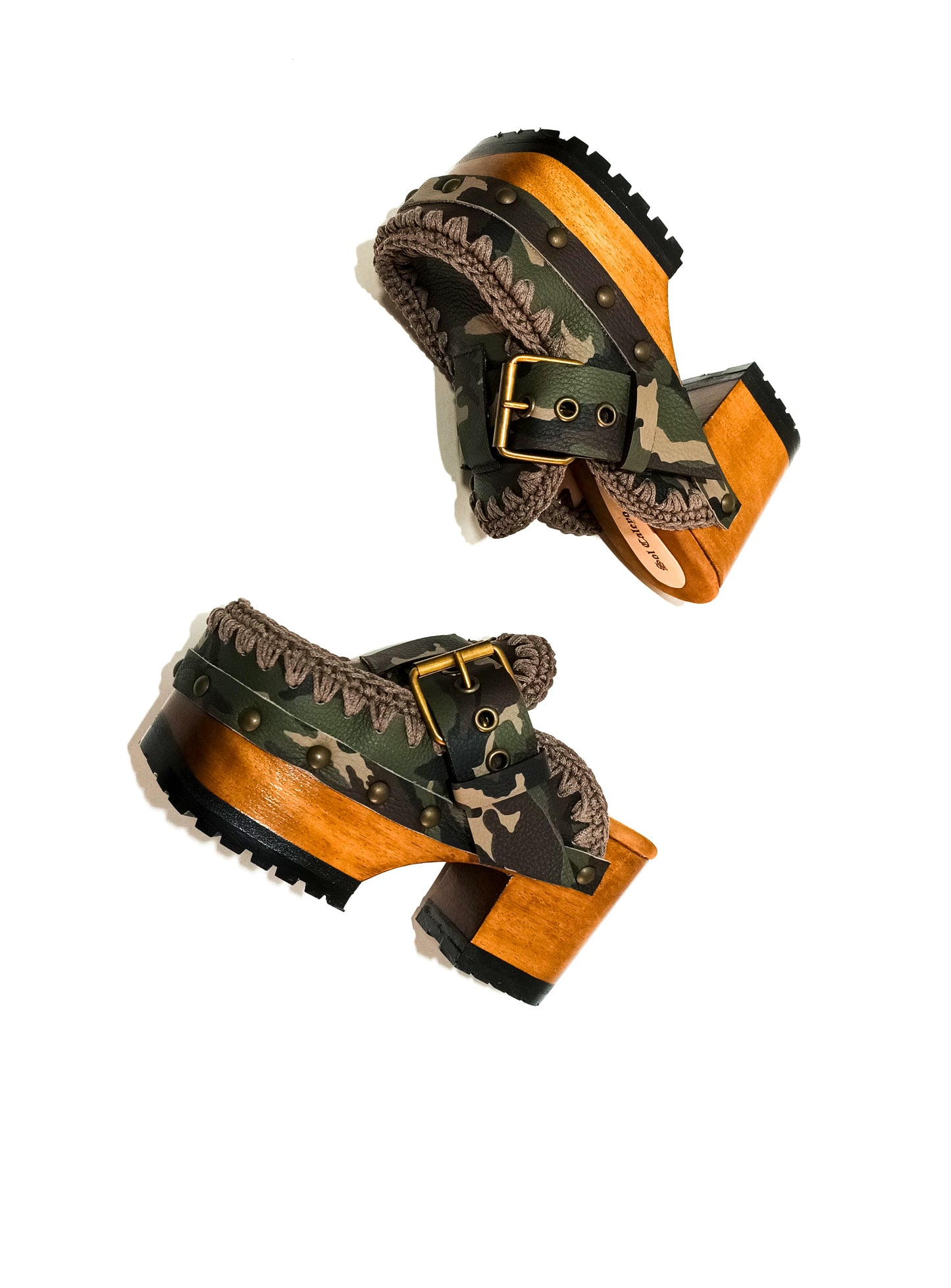 Oxford style clogs in military leather. Oxford style mule clogs. Heeled clogs in military leather. High quality handmade shoes by Sol Caleyo.