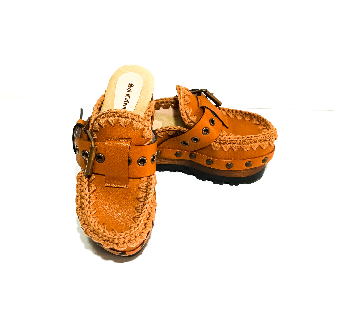 Light brown leather oxford style clogs. Oxford style leather mules. Mules with wooden wedge. High quality handmade shoes by Sol Caleyo.