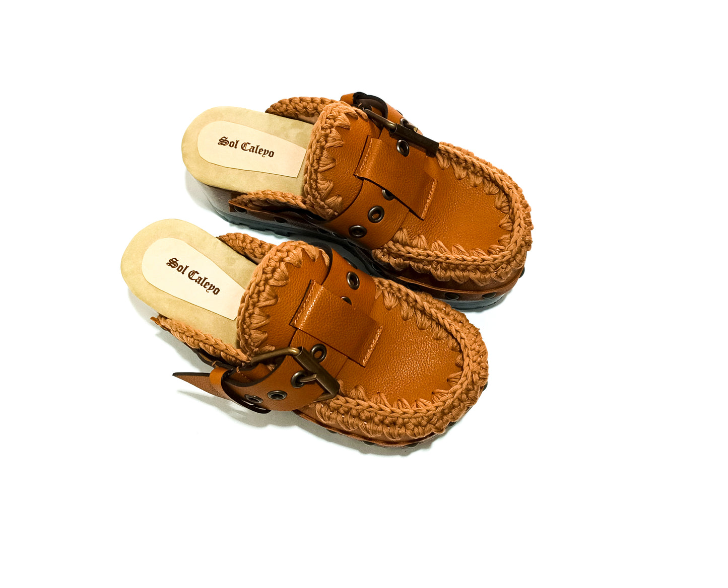 Light brown leather oxford style clogs. Oxford style leather mules. Mules with wooden wedge. High quality handmade shoes by Sol Caleyo.