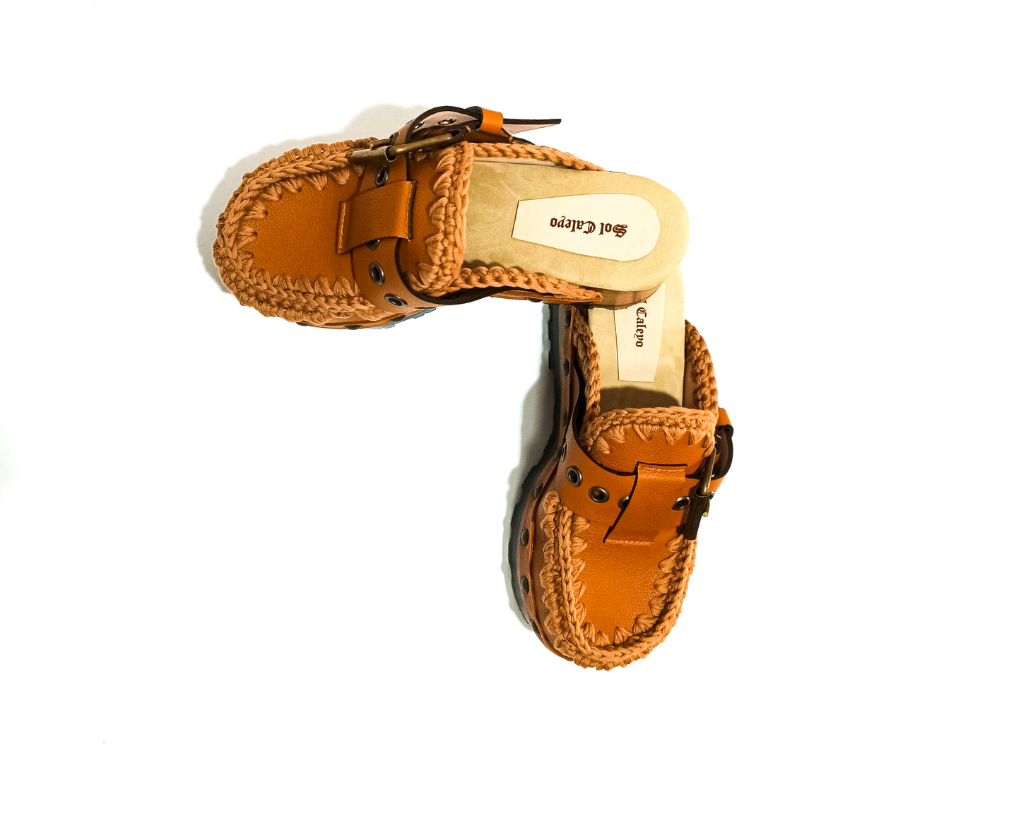 Light brown leather oxford style clogs. Oxford style leather mules. Mules with wooden wedge. High quality handmade shoes by Sol Caleyo.