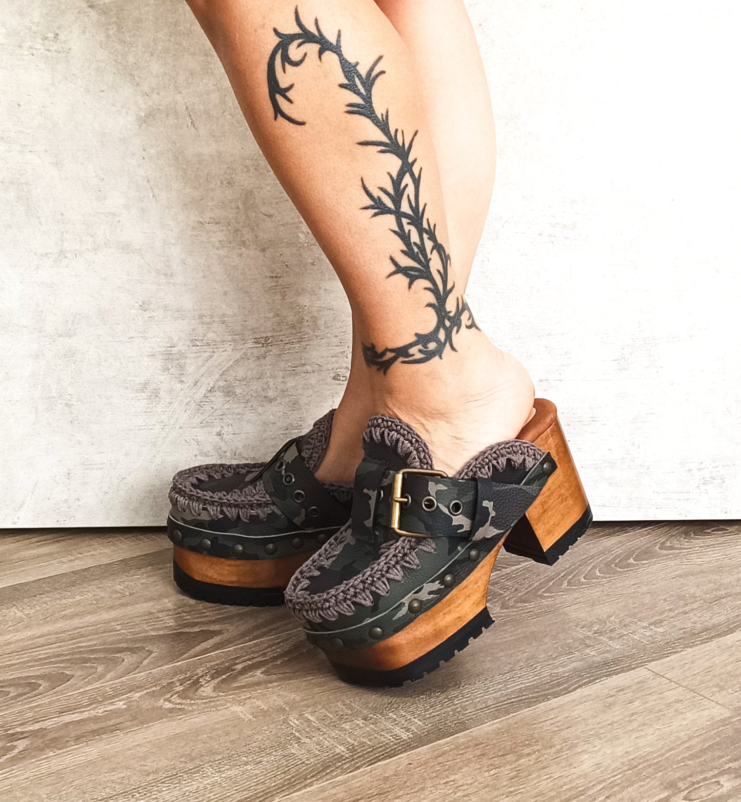 Vintage style clogs with wooden heel, military leather mules with oxford style platform. Oxford style leather mules. High-end handmade footwear by Sol Caleyo.