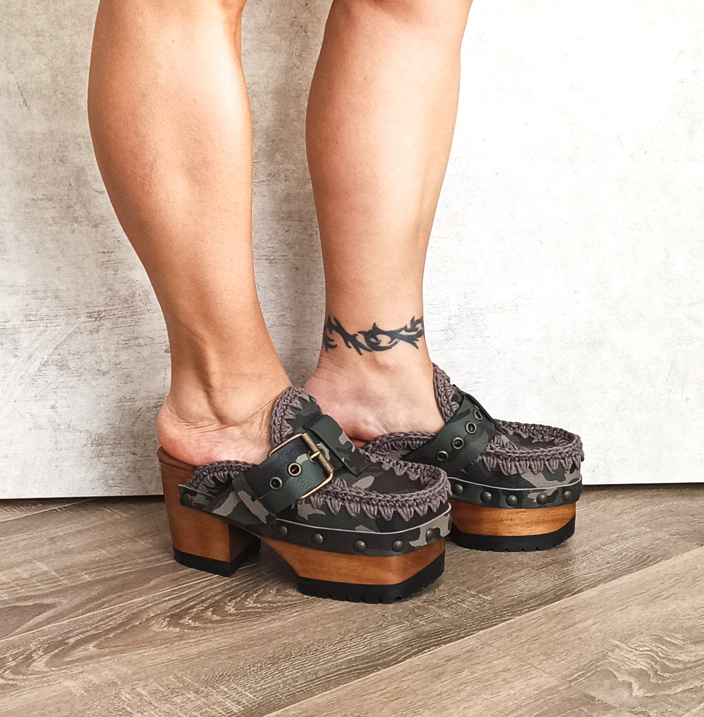 Vintage style clogs with wooden heel, military leather mules with oxford style platform. Oxford style leather mules. High-end handmade footwear by Sol Caleyo.