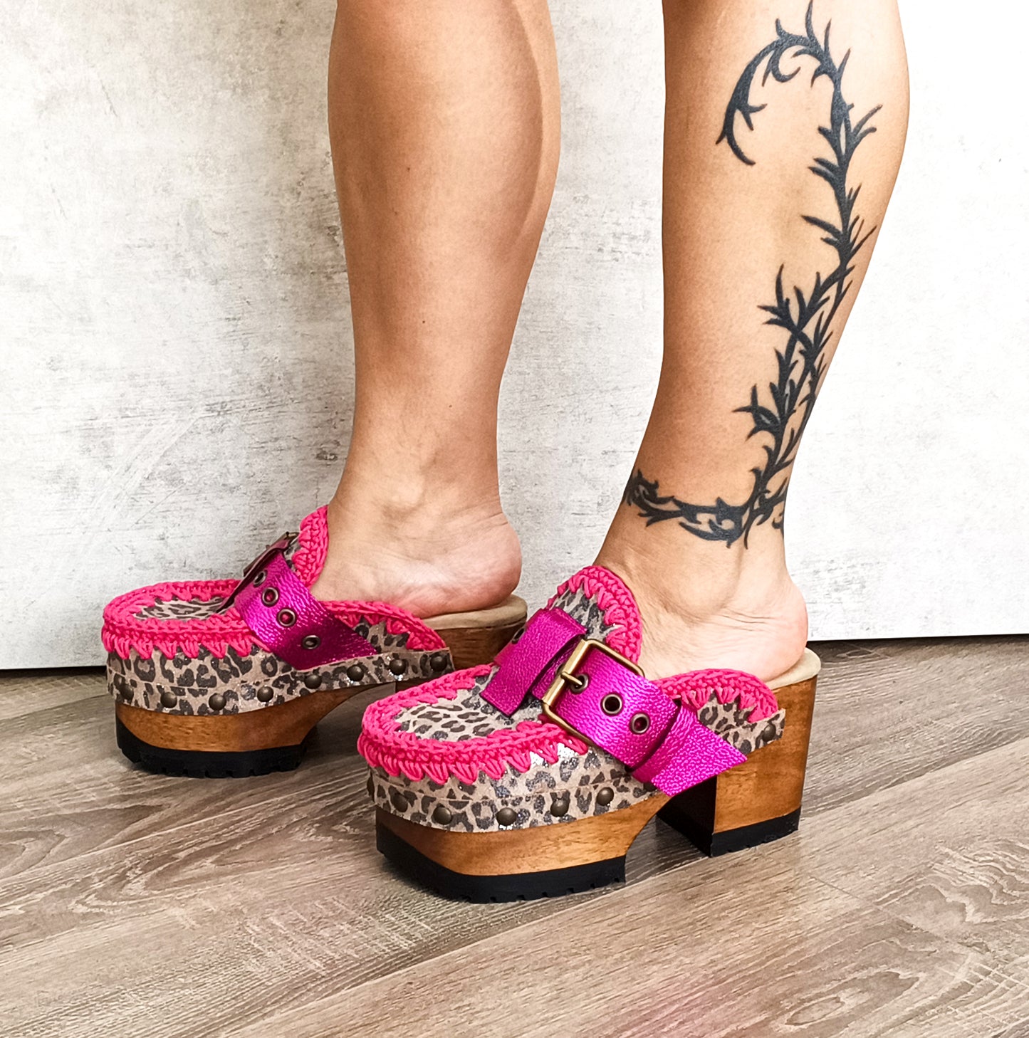 Animal print and fuchsia clogs. Vintage style leather mules. Wooden oxford style heels. Vintage style leather clogs. High-end footwear handmade by Sol Caleyo.