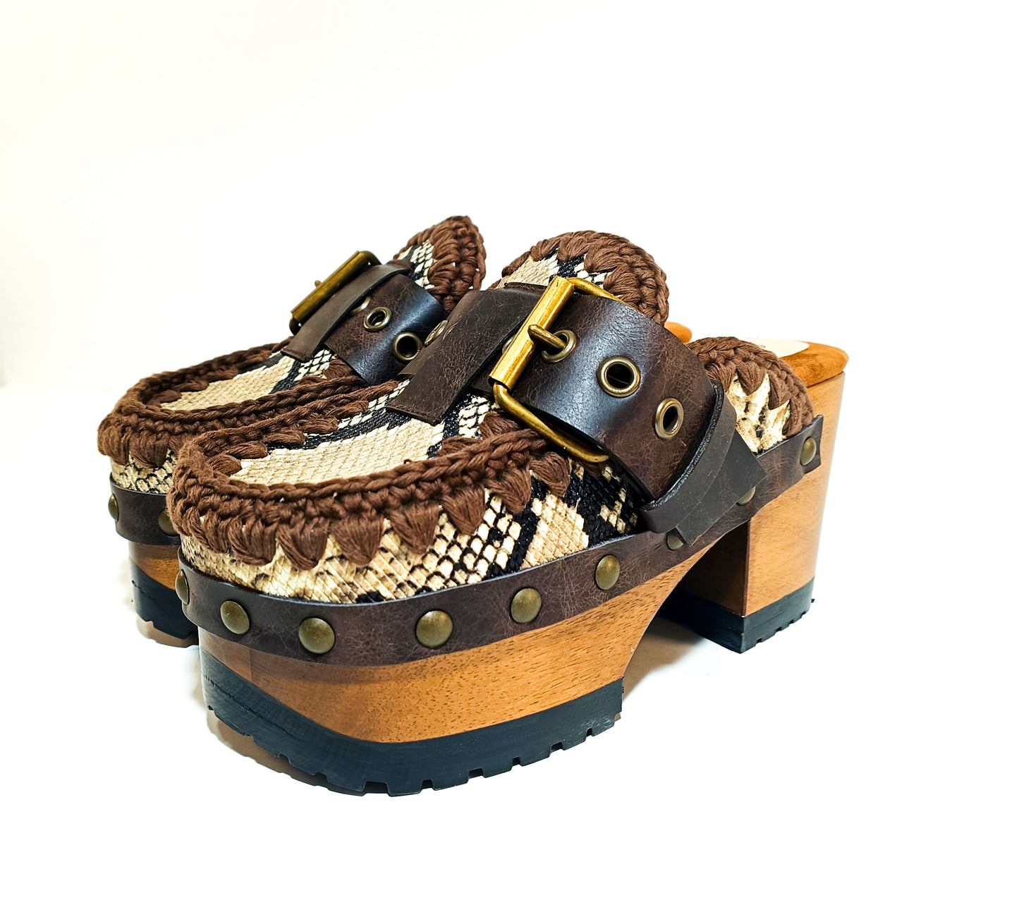 Snake leather mule. Wooden clogs with snake leather. Oxford style clogs with buckle. High-end handmade footwear by Sol Caleyo.