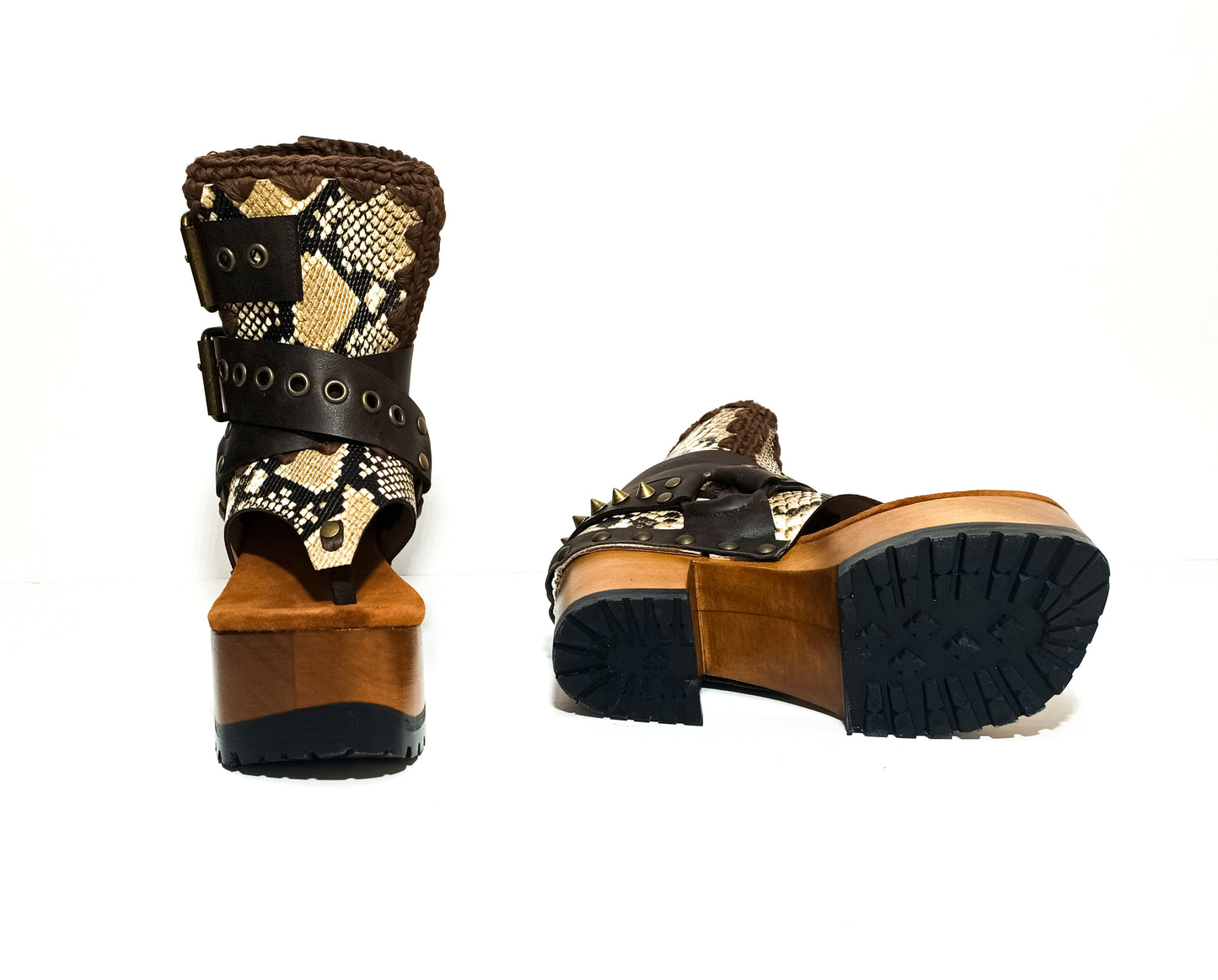 Flip-flop style boot. Biker-style snake boot. Snake boot with wooden heel. Platform flip-flop. High-end leather footwear handmade by Sol Caleyo.