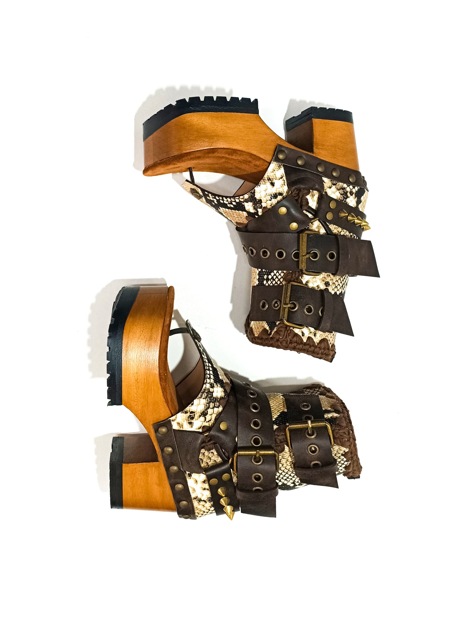 Flip-flop style boot. Biker-style snake boot. Snake boot with wooden heel. Platform flip-flop. High-end leather footwear handmade by Sol Caleyo.
