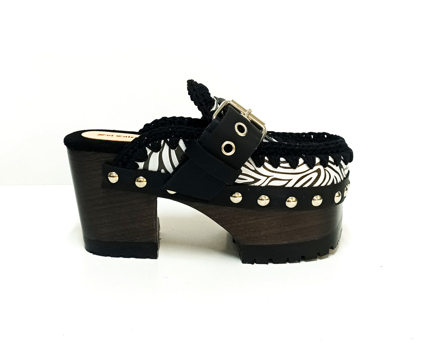 Zebra leather mules with wooden heels. Zebra clogs made from premium quality leather. High-end footwear handmade by Sol Caleyo.