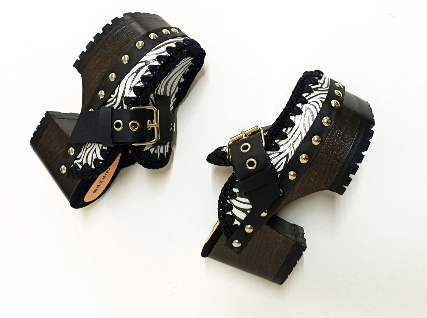 Zebra leather mules with wooden heels. Zebra clogs made from premium quality leather. High-end footwear handmade by Sol Caleyo.