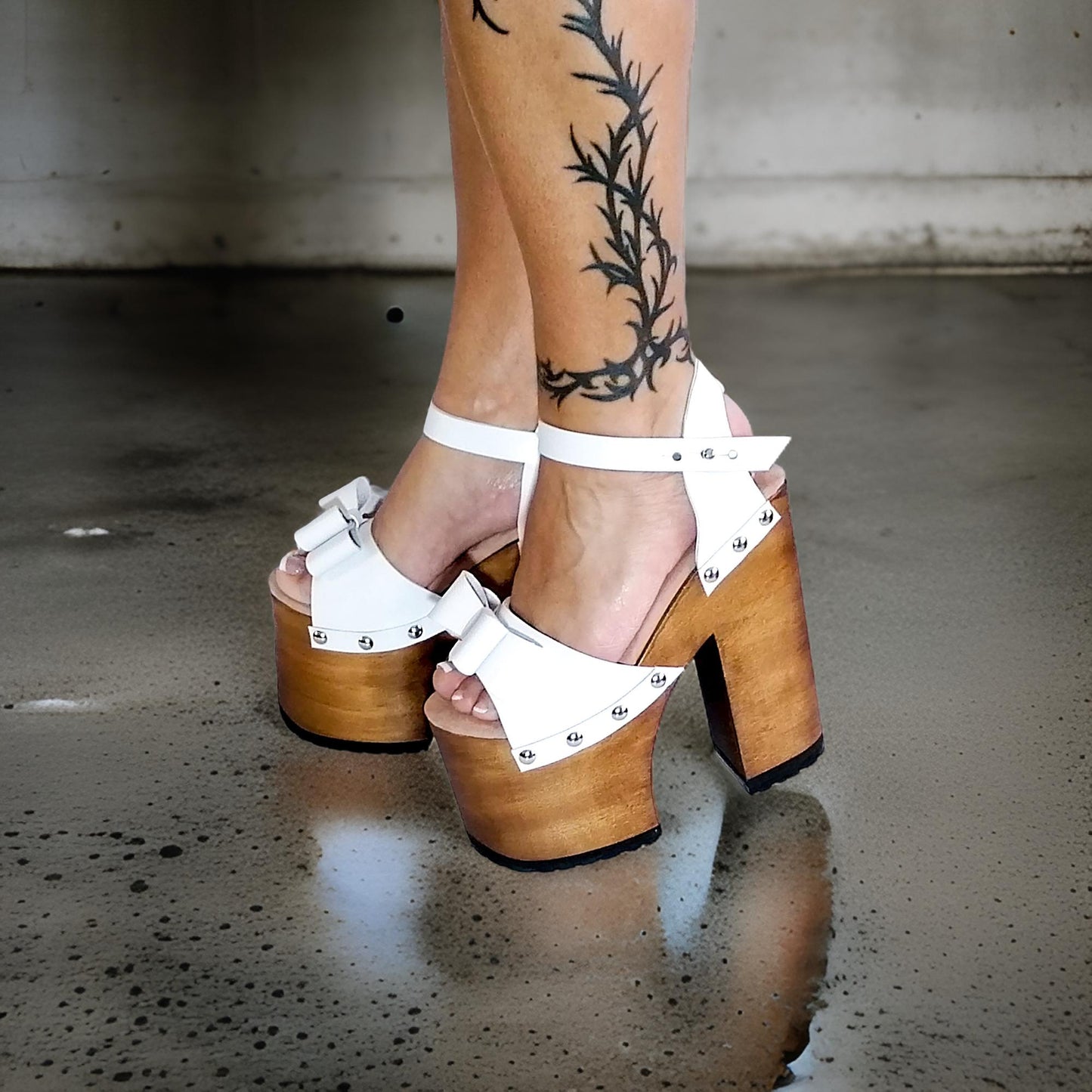 White sandals with platform and super high heel. Platform sandals with bow. Handmade leather sandals, sizes 34 to 47. Platform sandals with wooden heel, exclusive design by Sol Caleyo.