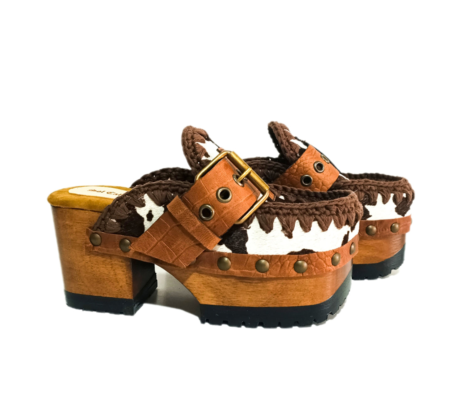 Vintage style clogs with wooden heel, cowhide leather mules with oxford style platform. Vintage style wooden heels. High-end footwear handmade by Sol Caleyo.