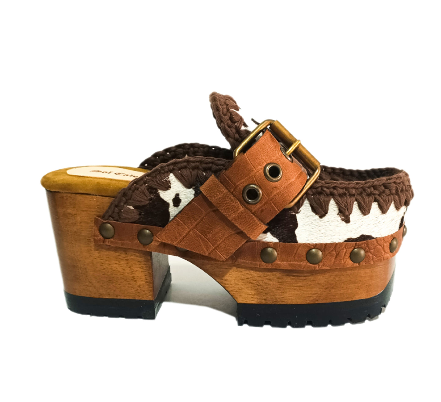 Vintage style clogs with wooden heel, cowhide leather mules with oxford style platform. Vintage style wooden heels. High-end footwear handmade by Sol Caleyo.