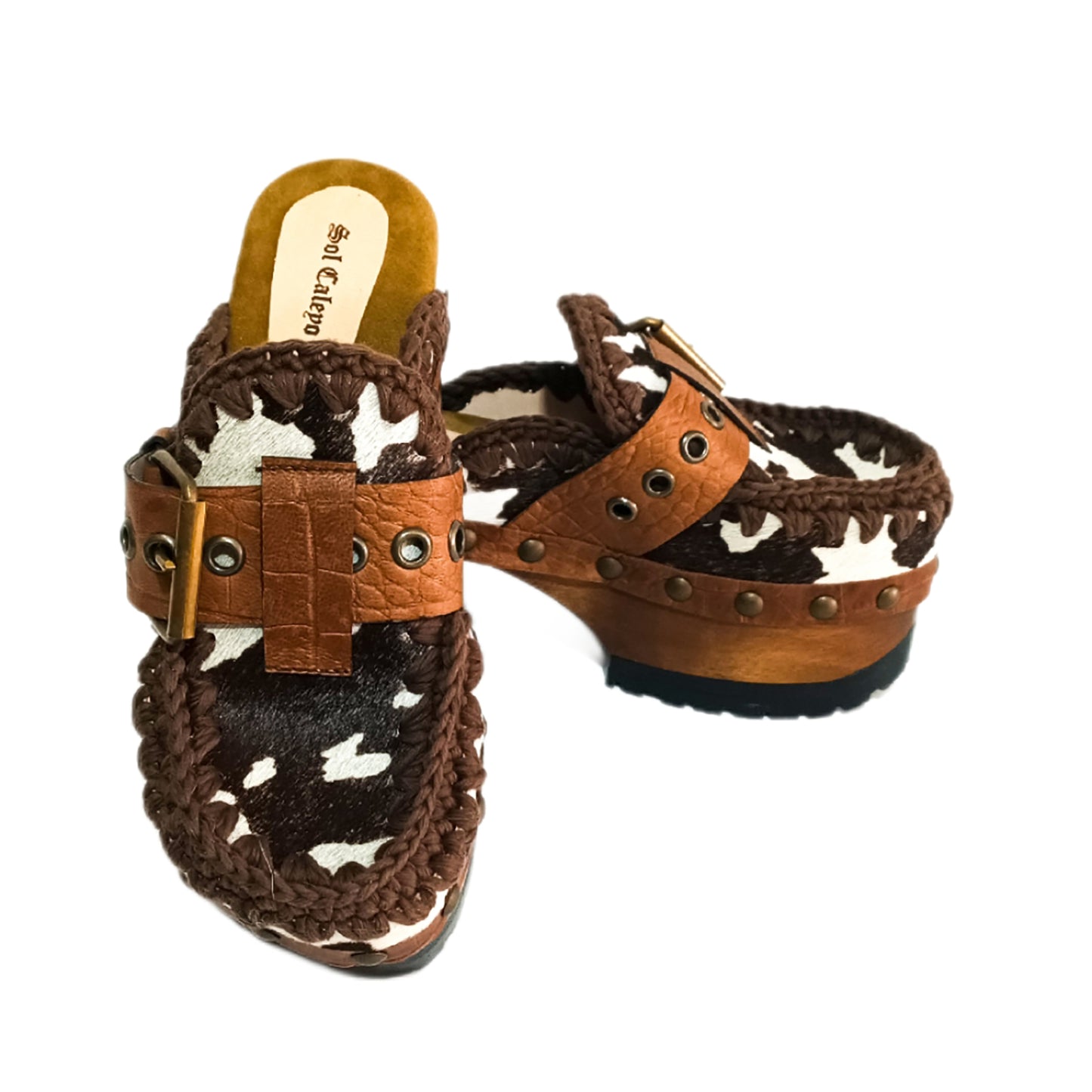 Vintage style clogs with wooden heel, cowhide leather mules with oxford style platform. Vintage style wooden heels. High-end footwear handmade by Sol Caleyo.