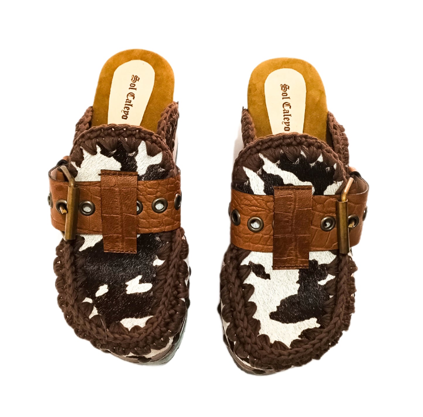 Vintage style clogs with wooden heel, cowhide leather mules with oxford style platform. Vintage style wooden heels. High-end footwear handmade by Sol Caleyo.