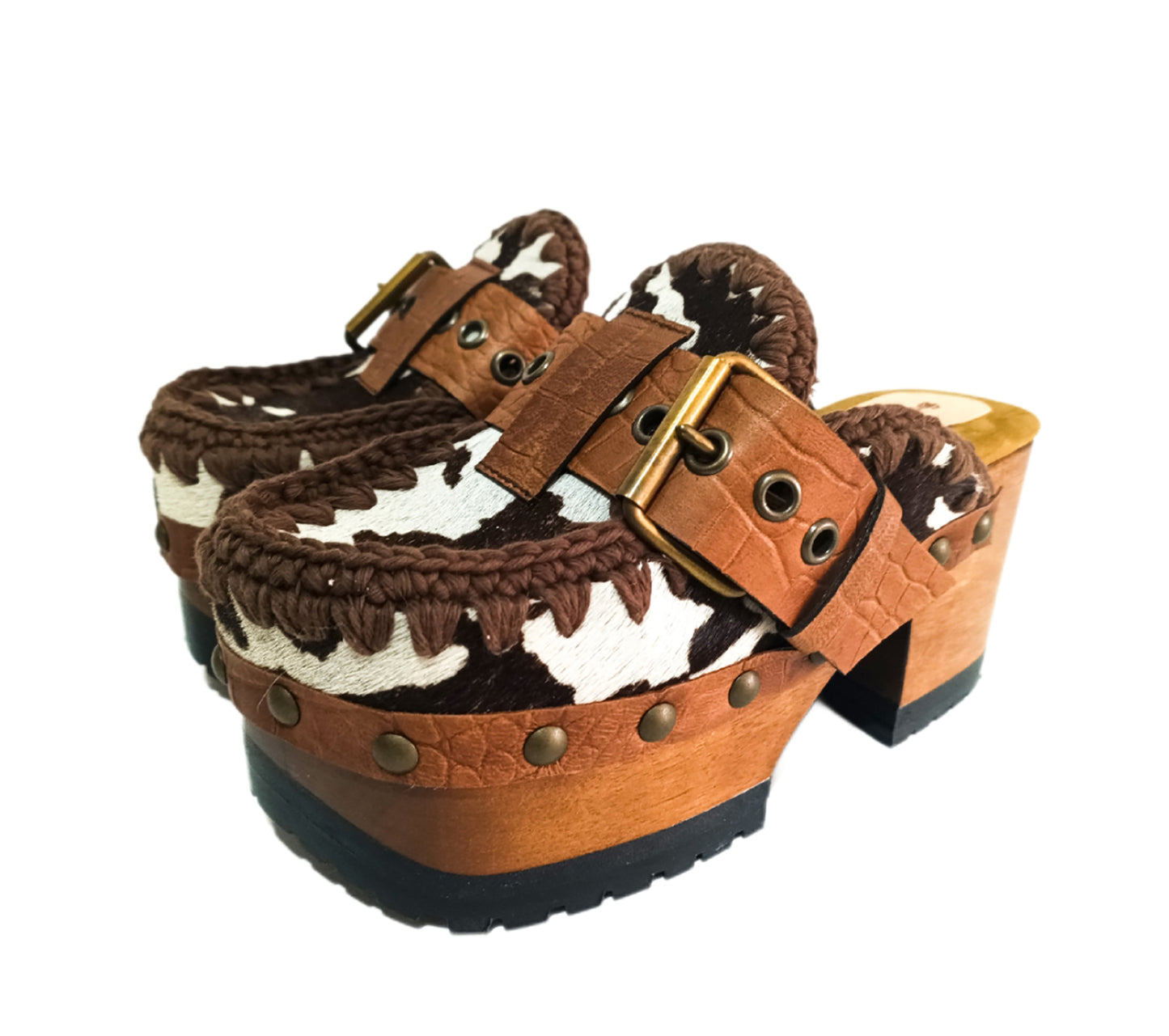 Vintage style clogs with wooden heel, cowhide leather mules with oxford style platform. Vintage style wooden heels. High-end footwear handmade by Sol Caleyo.
