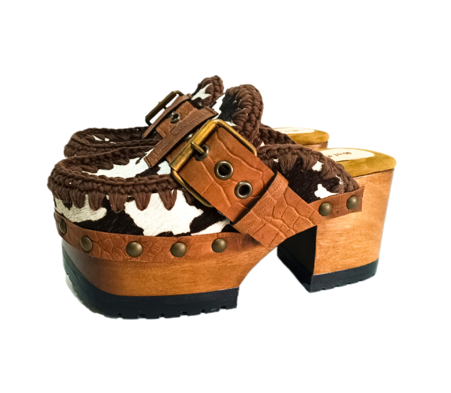 Vintage style clogs with wooden heel, cowhide leather mules with oxford style platform. Vintage style wooden heels. High-end footwear handmade by Sol Caleyo.