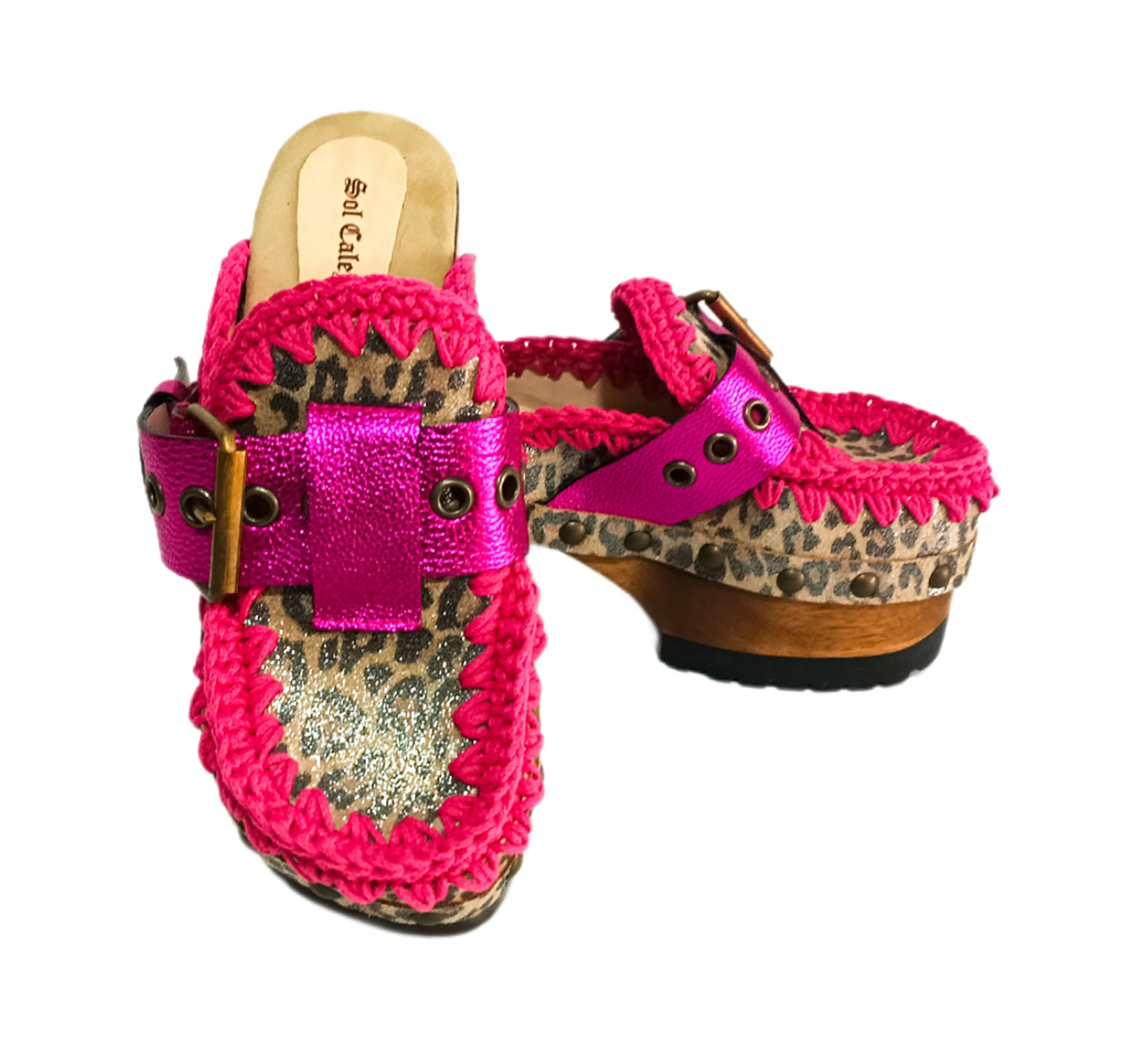 Animal print and fuchsia clogs. Vintage style leather mules. Wooden oxford style heels. Vintage style leather clogs. High-end footwear handmade by Sol Caleyo.