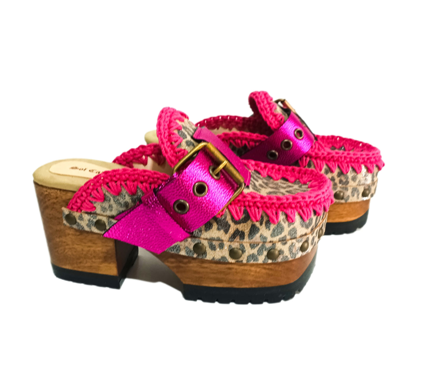 Animal print and fuchsia clogs. Vintage style leather mules. Wooden oxford style heels. Vintage style leather clogs. High-end footwear handmade by Sol Caleyo.