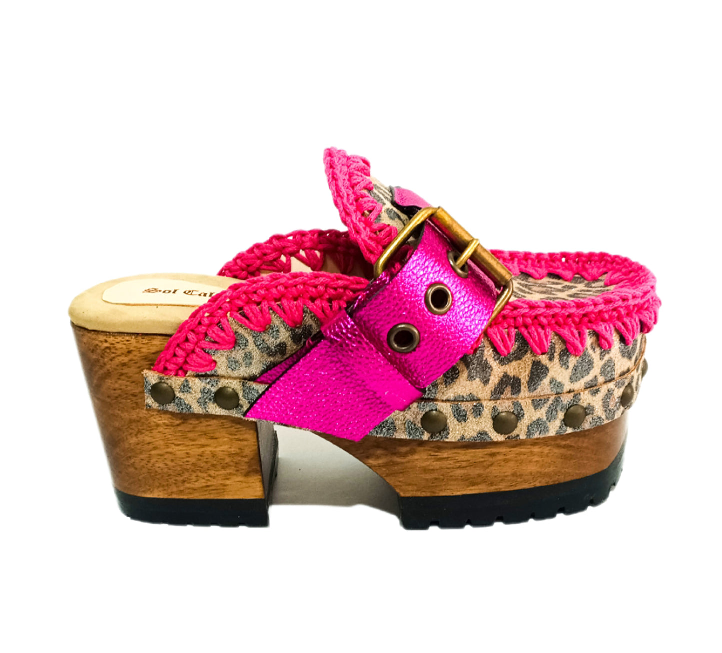 Animal print and fuchsia clogs. Vintage style leather mules. Wooden oxford style heels. Vintage style leather clogs. High-end footwear handmade by Sol Caleyo.