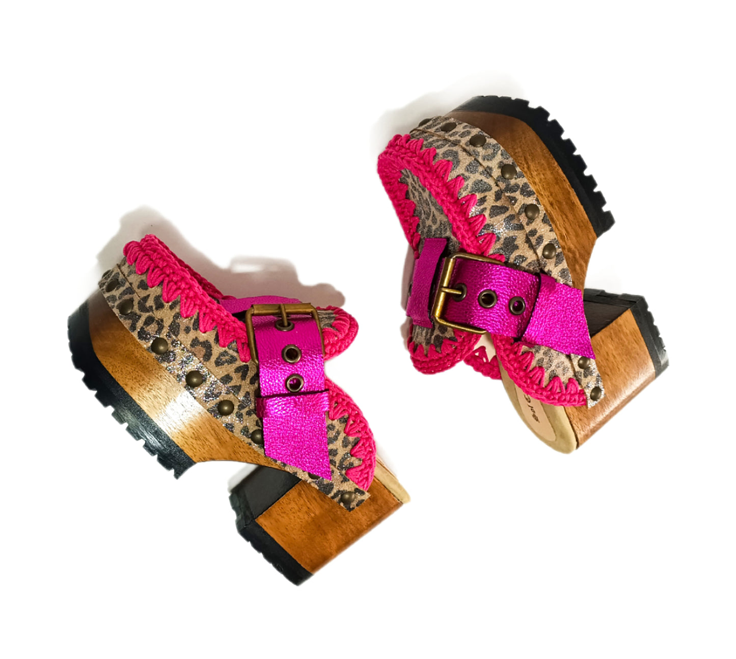 Animal print and fuchsia clogs. Vintage style leather mules. Wooden oxford style heels. Vintage style leather clogs. High-end footwear handmade by Sol Caleyo.