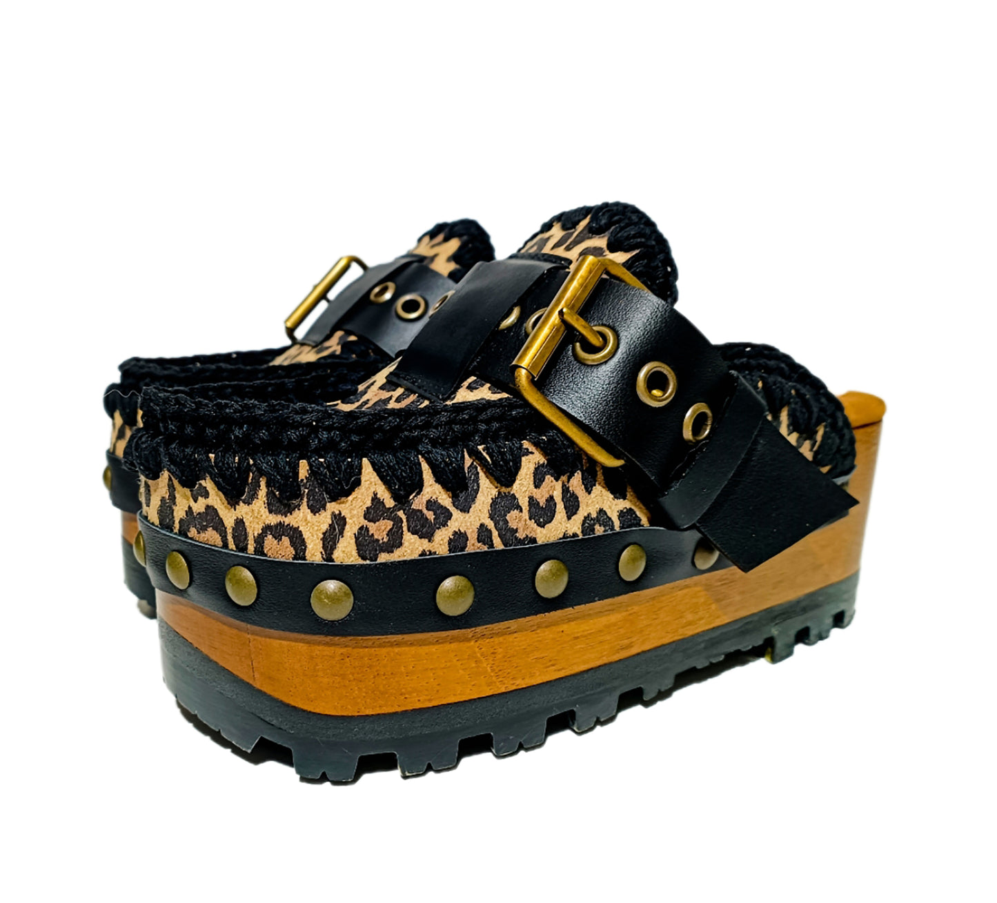 Oxford style leopard clogs, leather mule with wooden wedge. Leopard clogs with wooden wedge, leopard clogs. High quality leather shoes handmade by Sol Caleyo.