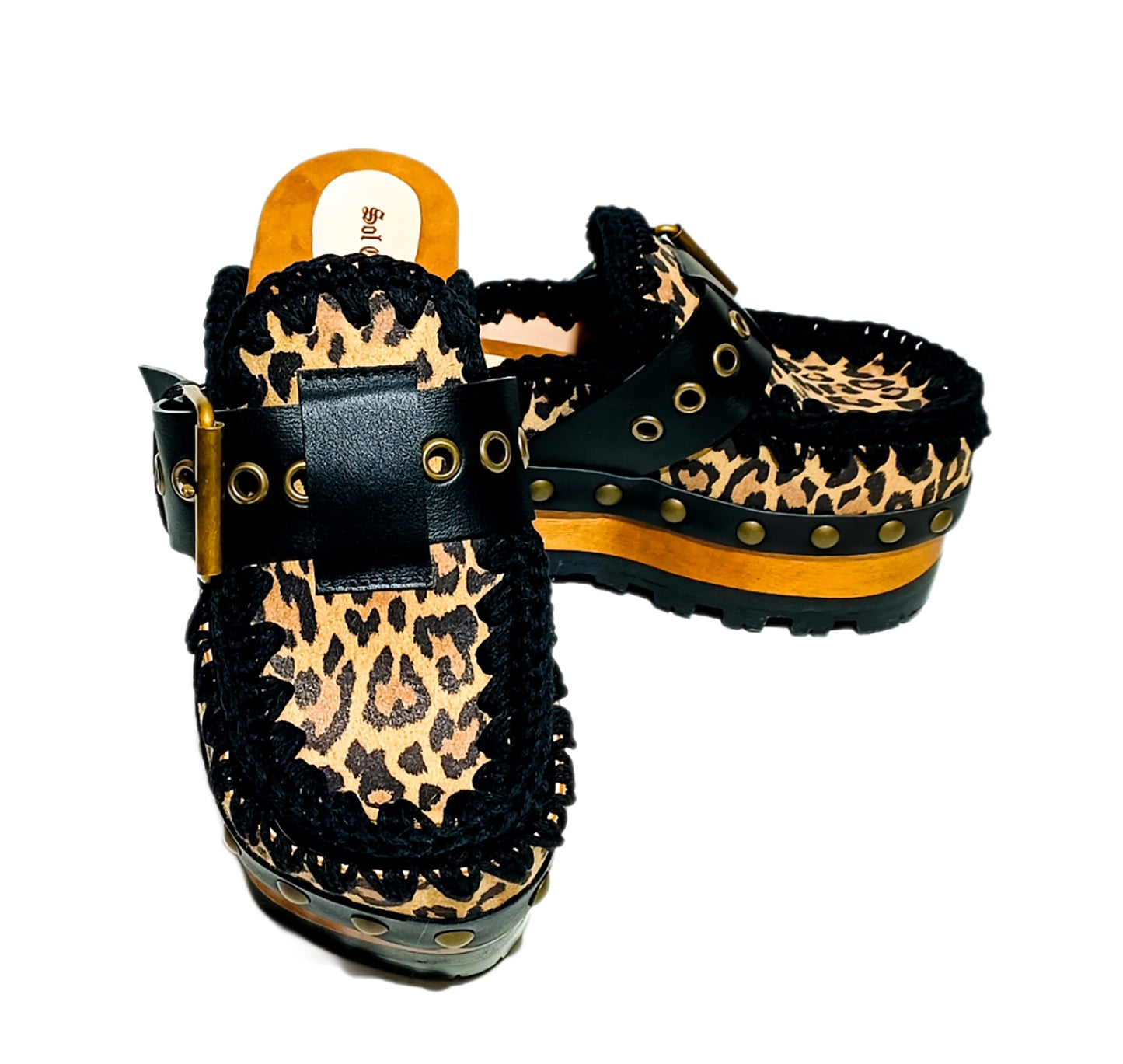 Oxford style leopard clogs, leather mule with wooden wedge. Leopard clogs with wooden wedge, leopard clogs. High quality leather shoes handmade by Sol Caleyo.