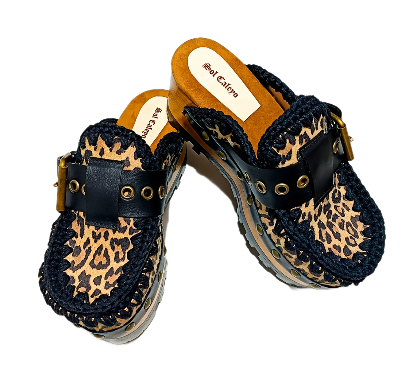 Oxford style leopard clogs, leather mule with wooden wedge. Leopard clogs with wooden wedge, leopard clogs. High quality leather shoes handmade by Sol Caleyo.