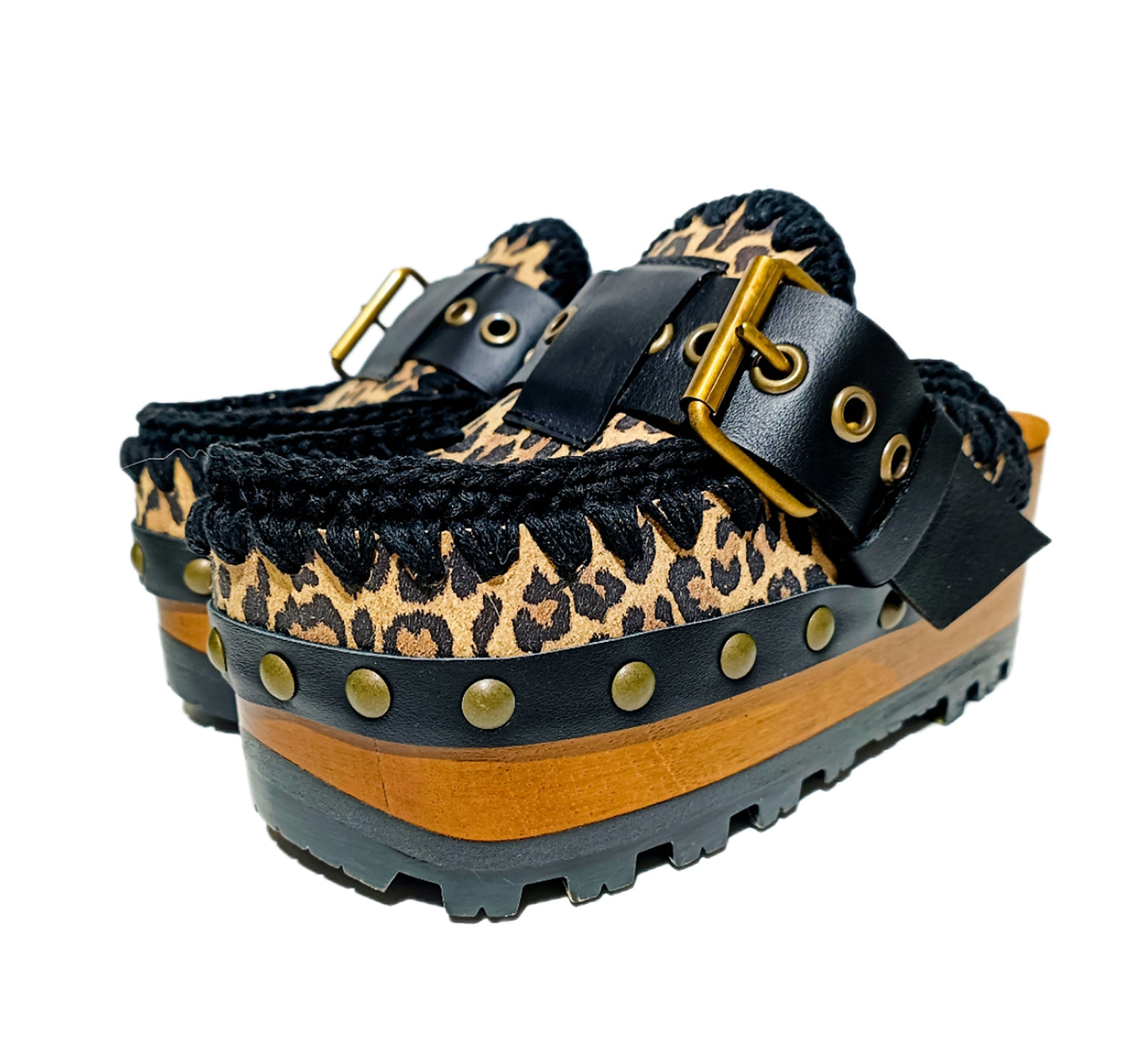 Oxford style leopard clogs, leather mule with wooden wedge. Leopard clogs with wooden wedge, leopard clogs. High quality leather shoes handmade by Sol Caleyo.