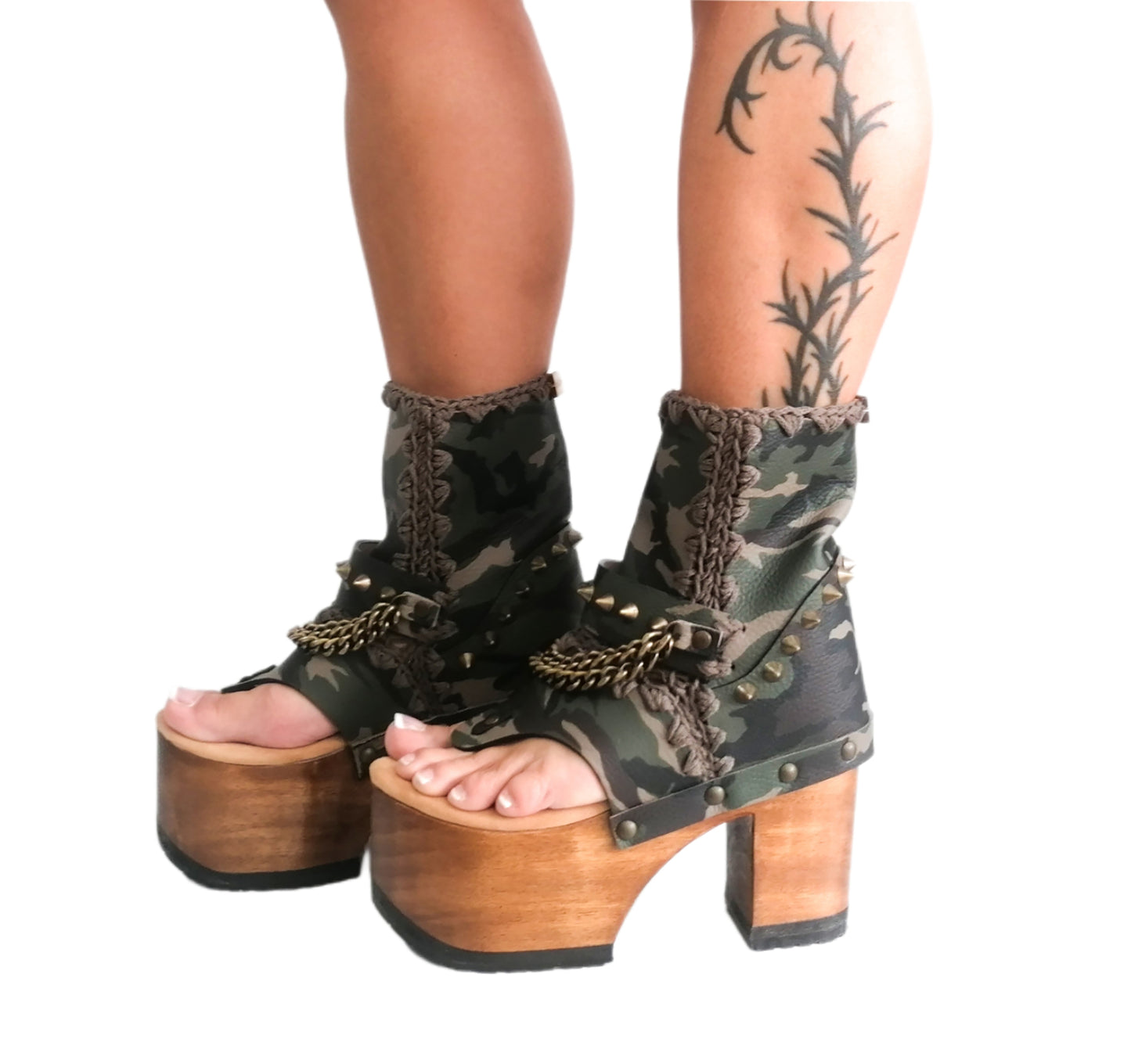 Flip-flop style sandal made in military leather. Clog with heel and wooden platform. Military flip flops with studs and chains. Sizes 34 to 47. Military Flip Flops is an exclusive design by Sol Caleyo.